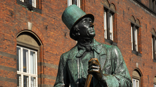 The statue of Danish author Hans Christian Andersen in Copenhagen, Denmark. /CFP