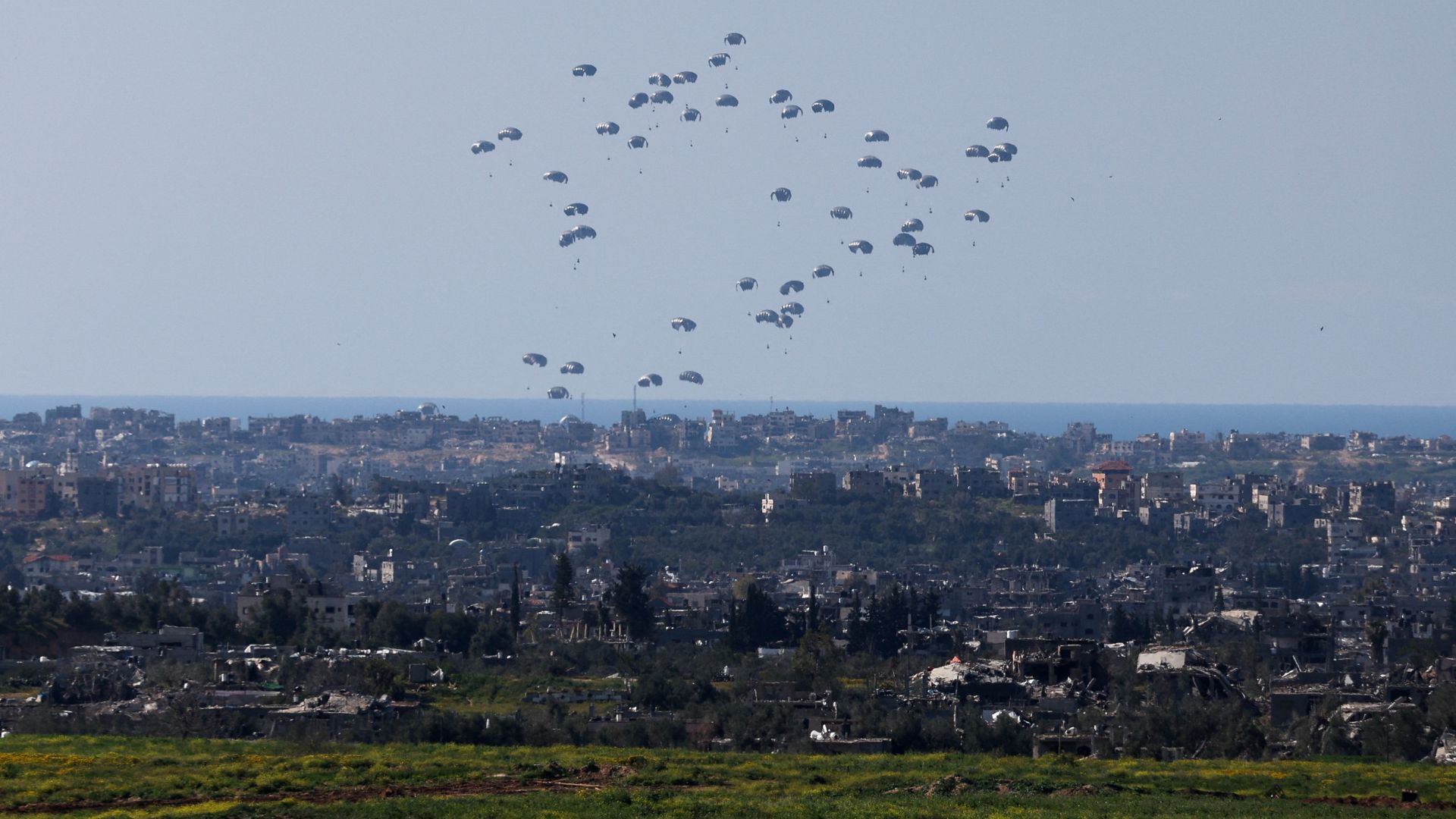 Packages fall towards northern Gaza, after being dropped from a military aircraft. /Ronen Zvulun/Reuters

