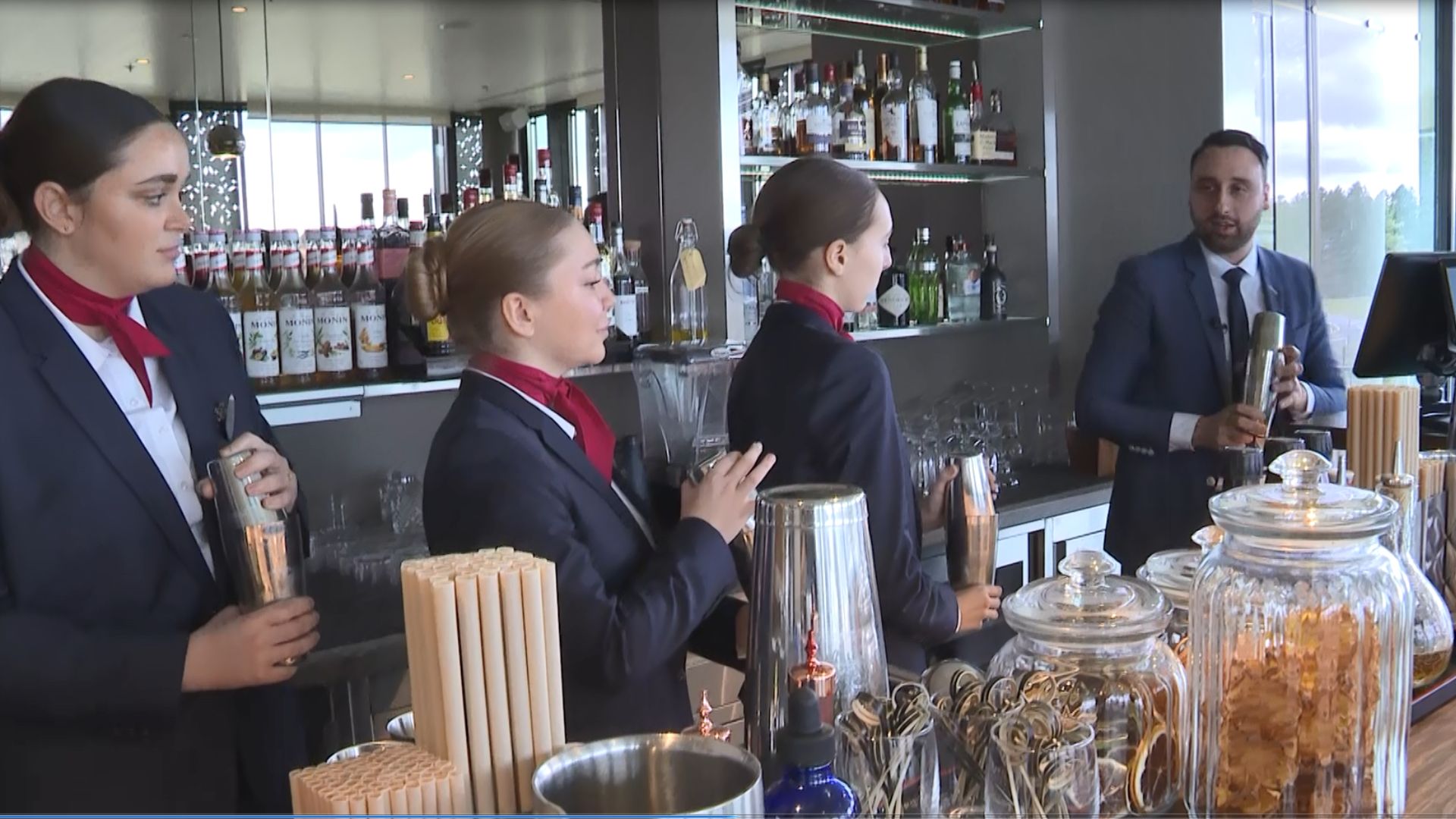  Students learn how to make a cocktail. /CGTN