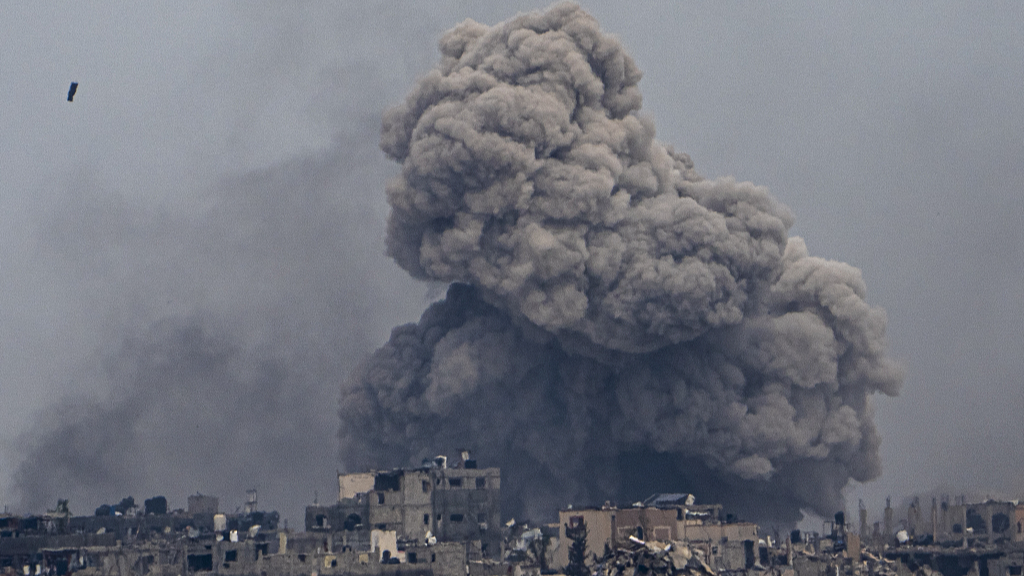 A thick cloud of smoke rises following an explosion in Gaza. /Ariel Schalit/CFP