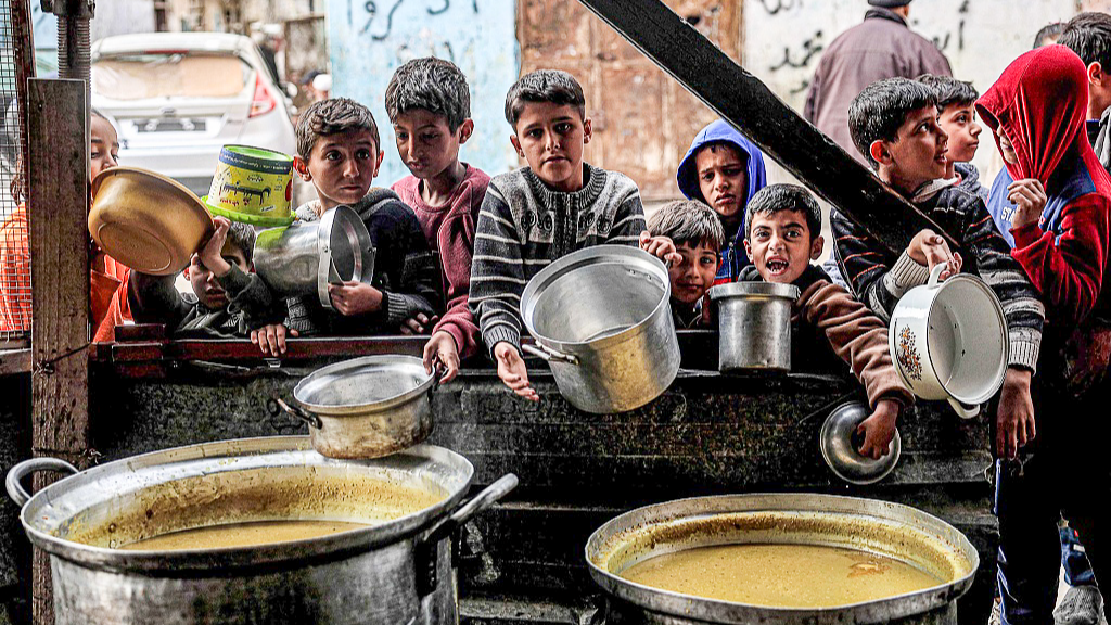 Children in line for soup. Hundreds of thousands face famine in Gaza. /Said Khatib/CFP