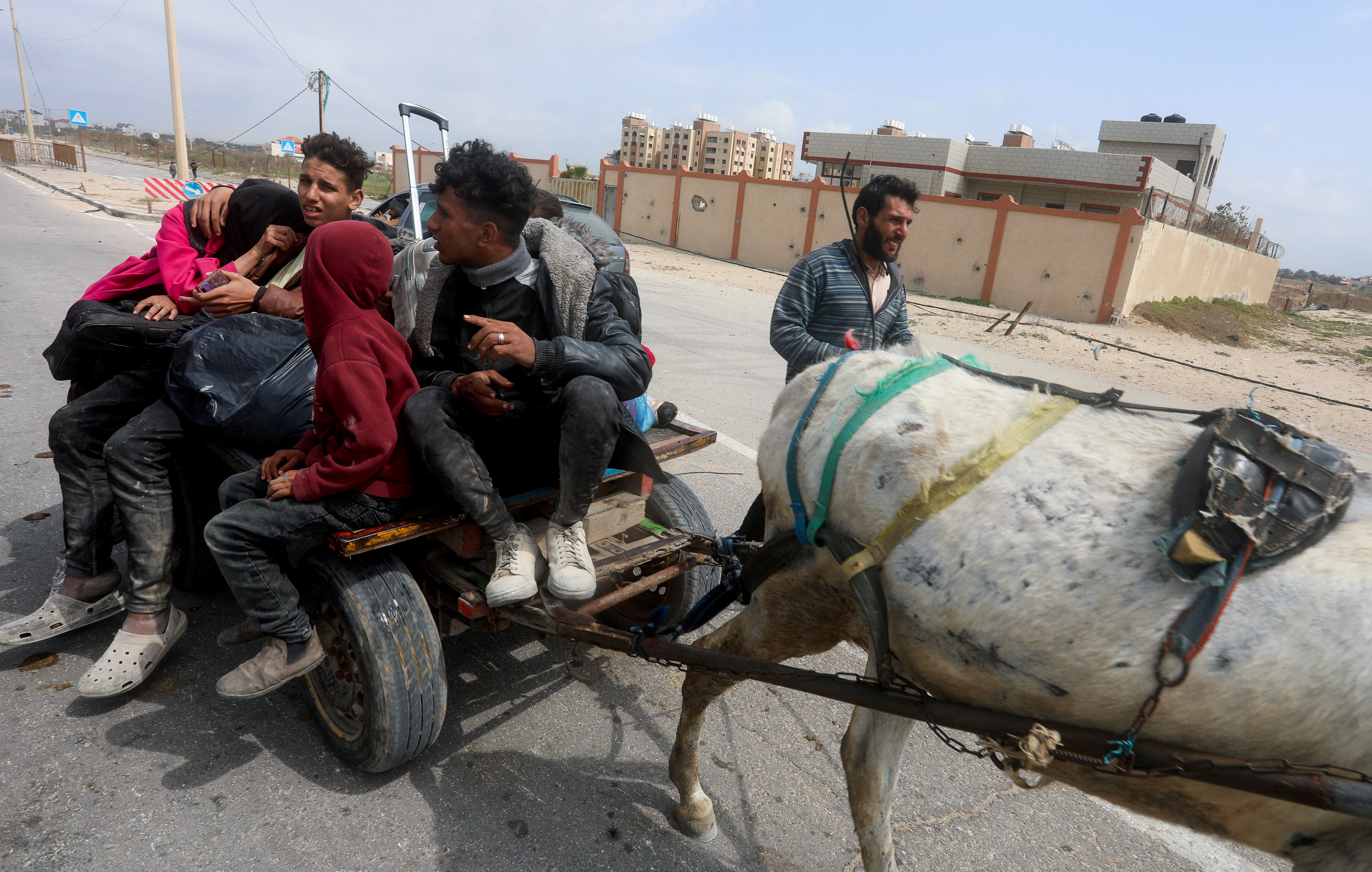 Palestinians flee after Israeli troops raided Al Shifa hospital, moving  southward, amid the ongoing conflict between Israel and Hamas, in the central Gaza Strip. /Ramadan Abed/Reuters