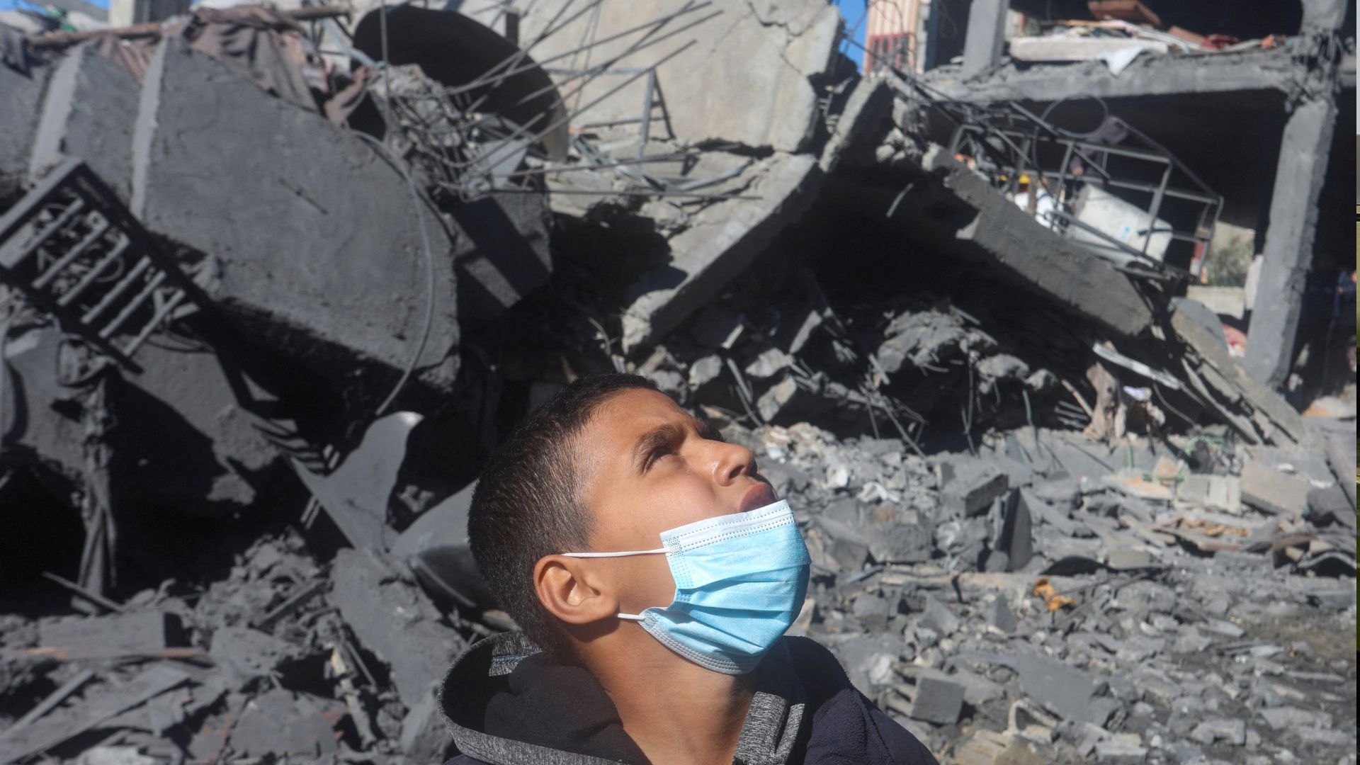 A Palestinian boy views the site of an Israeli strike on a residential building in central Gaza Strip. /Ramadan Abed/Reuters

