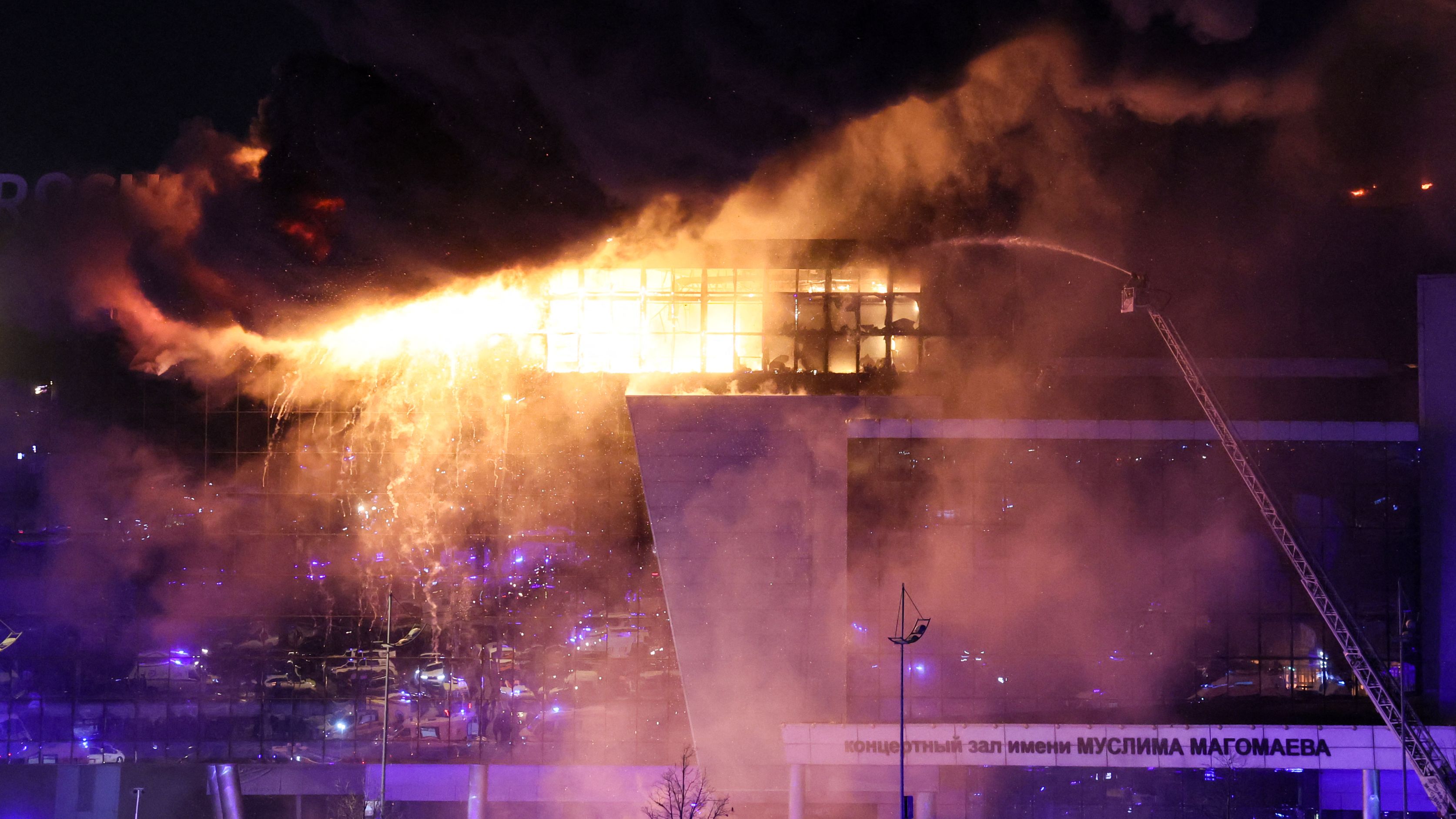 The fire spread throughout the Moscow concert hall on Friday night./ AFP