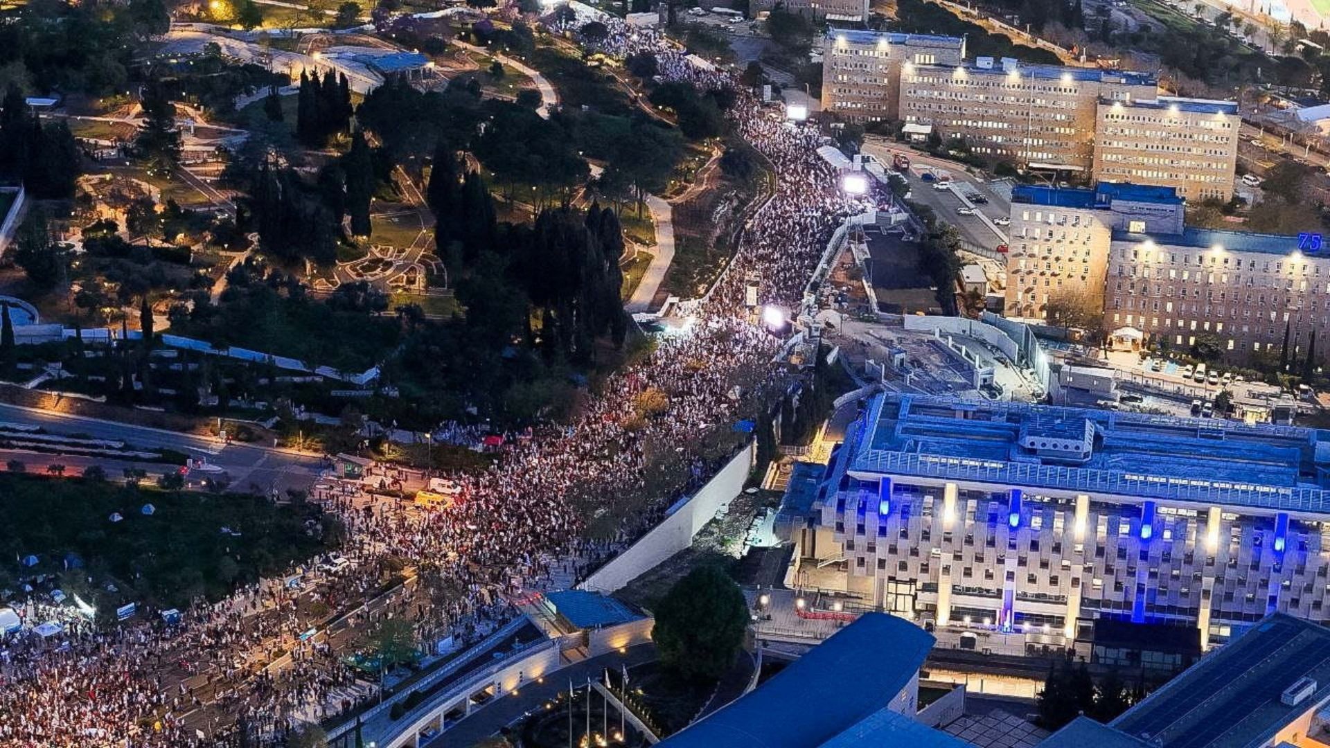 A drone view of Israeli protesters calling for Benjamin Netanyahu's government to resign, in front of the Knesset, Israeli parliament in Jerusalem. /Ilan Rosenberg/Reuters