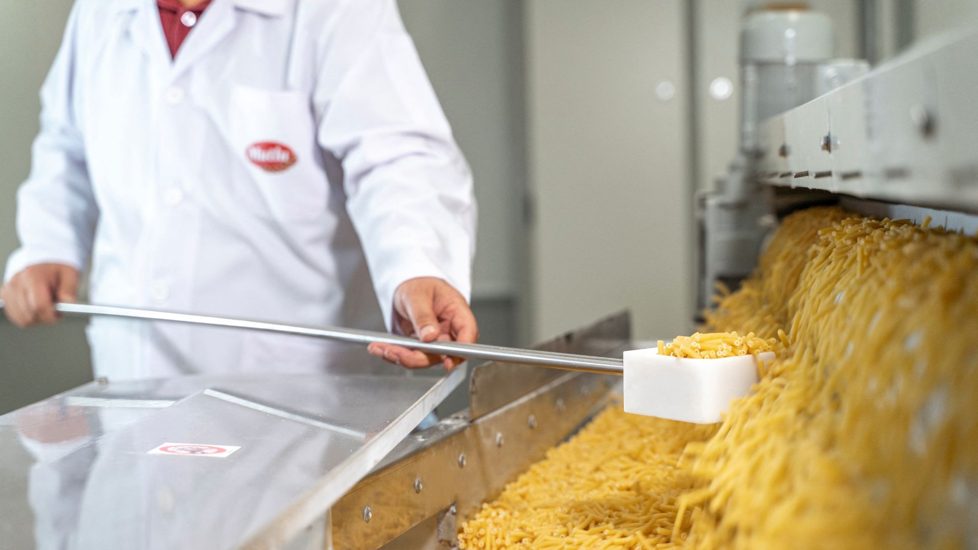 A worker checks products at a factory of Turkish pasta maker Mutlu Pasta in Gaziantep, Türkiye. /Ahmet Oguz Capan/Reuters

