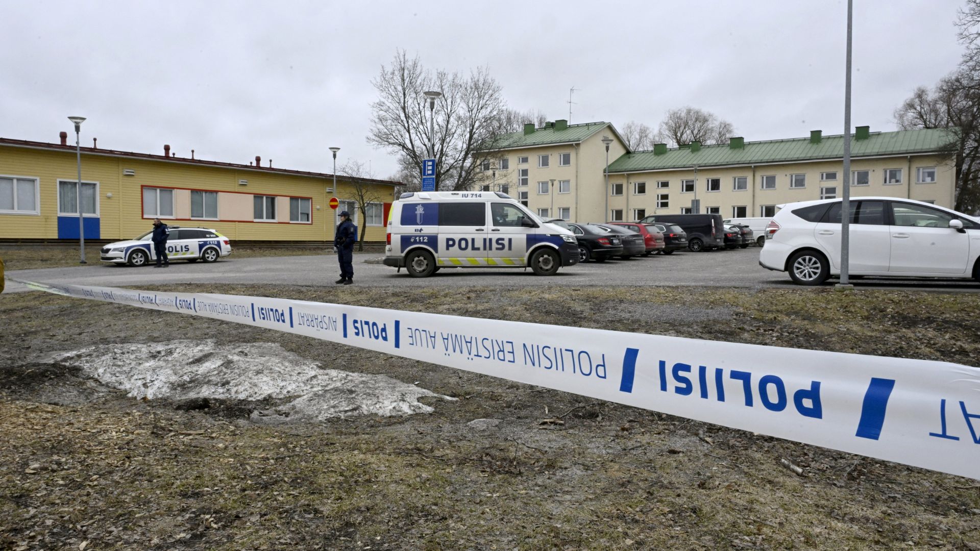 Police officers guard the scene behind police tape at the Viertola comprehensive school. /Lehtikuva/Markku Ulander/Reuters