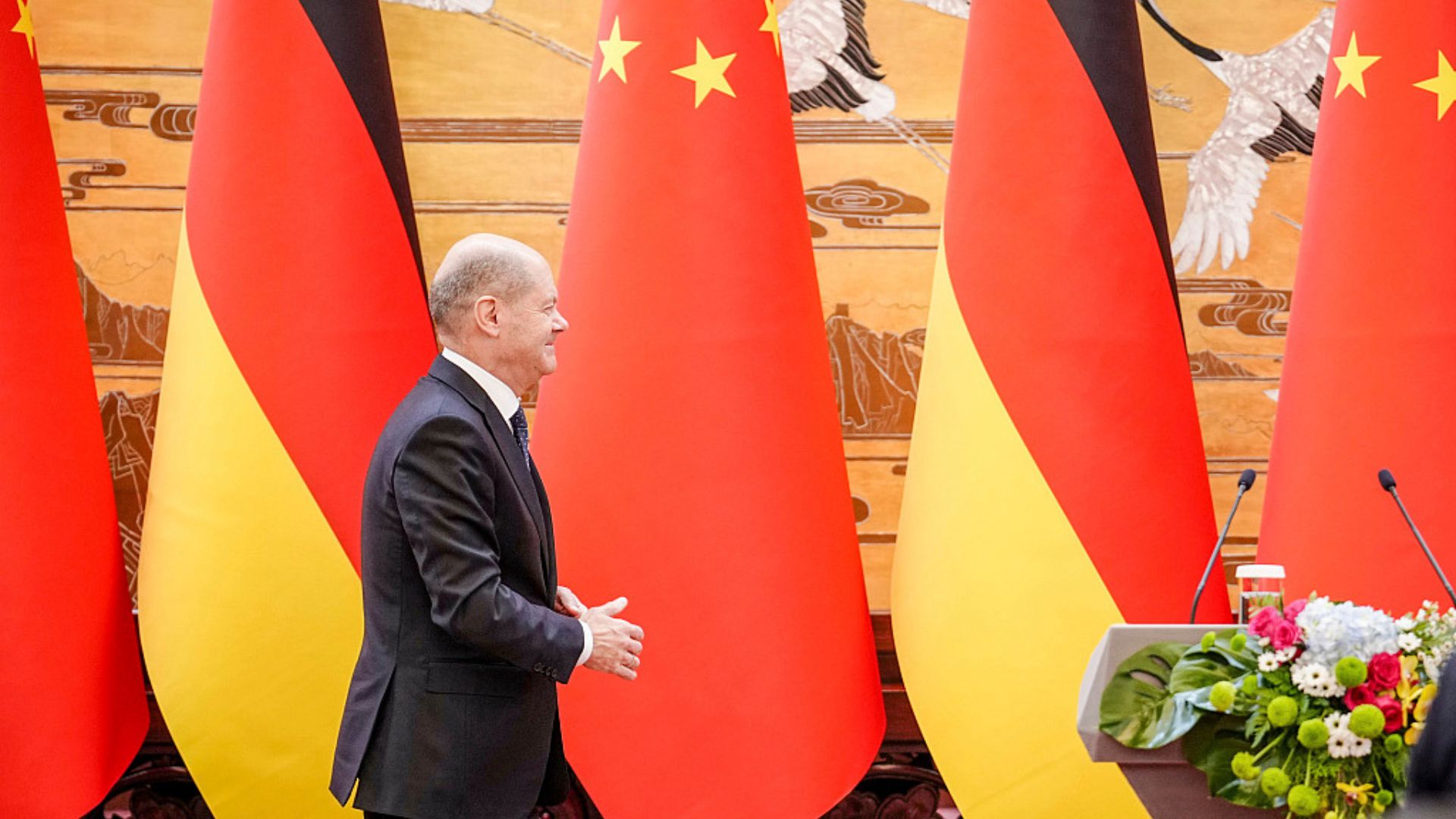 Scholz leaves a news conference in the Hebei Hall of the Great Hall of the People during his last trip to China. /Kay Nietfeld/picture-alliance/dpa/AP