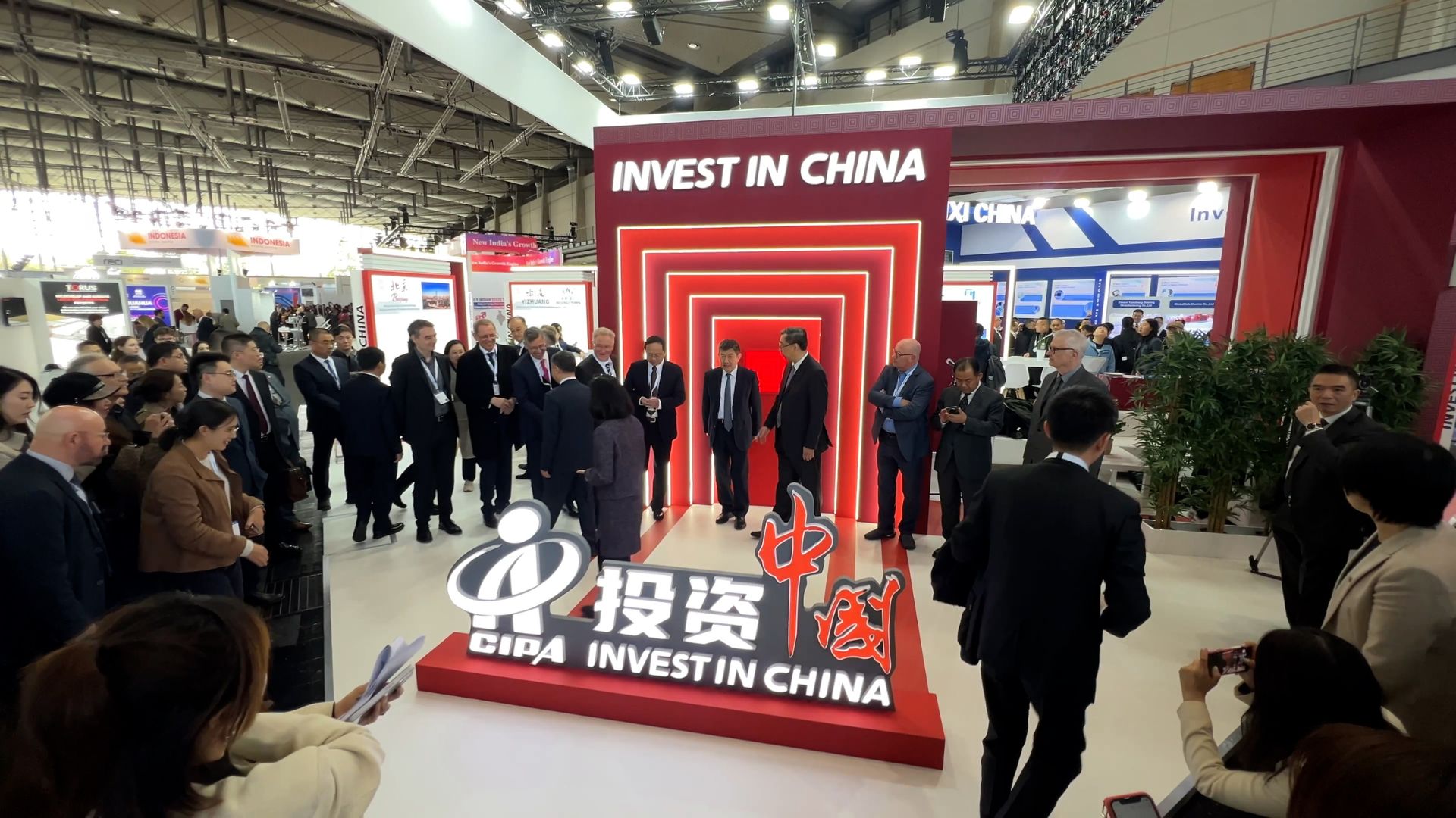 Dignitaries at the Invest in China stand at Hannover Messe. /CGTN/Medienwerk