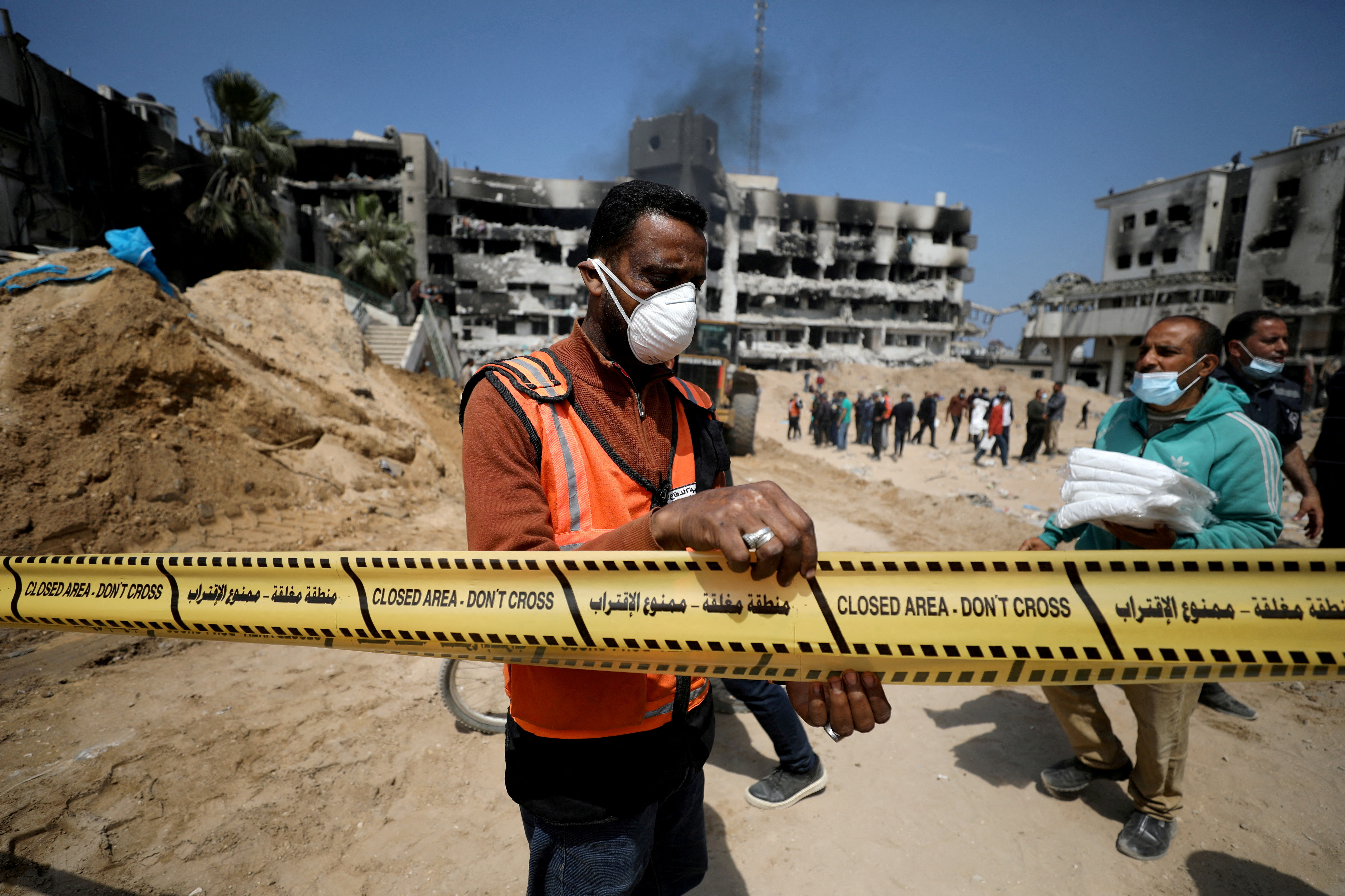 Rescuers search for dead bodies at Gaza’s Al Shifah hospital /Dawoud ABU ALKAS /REUTERS