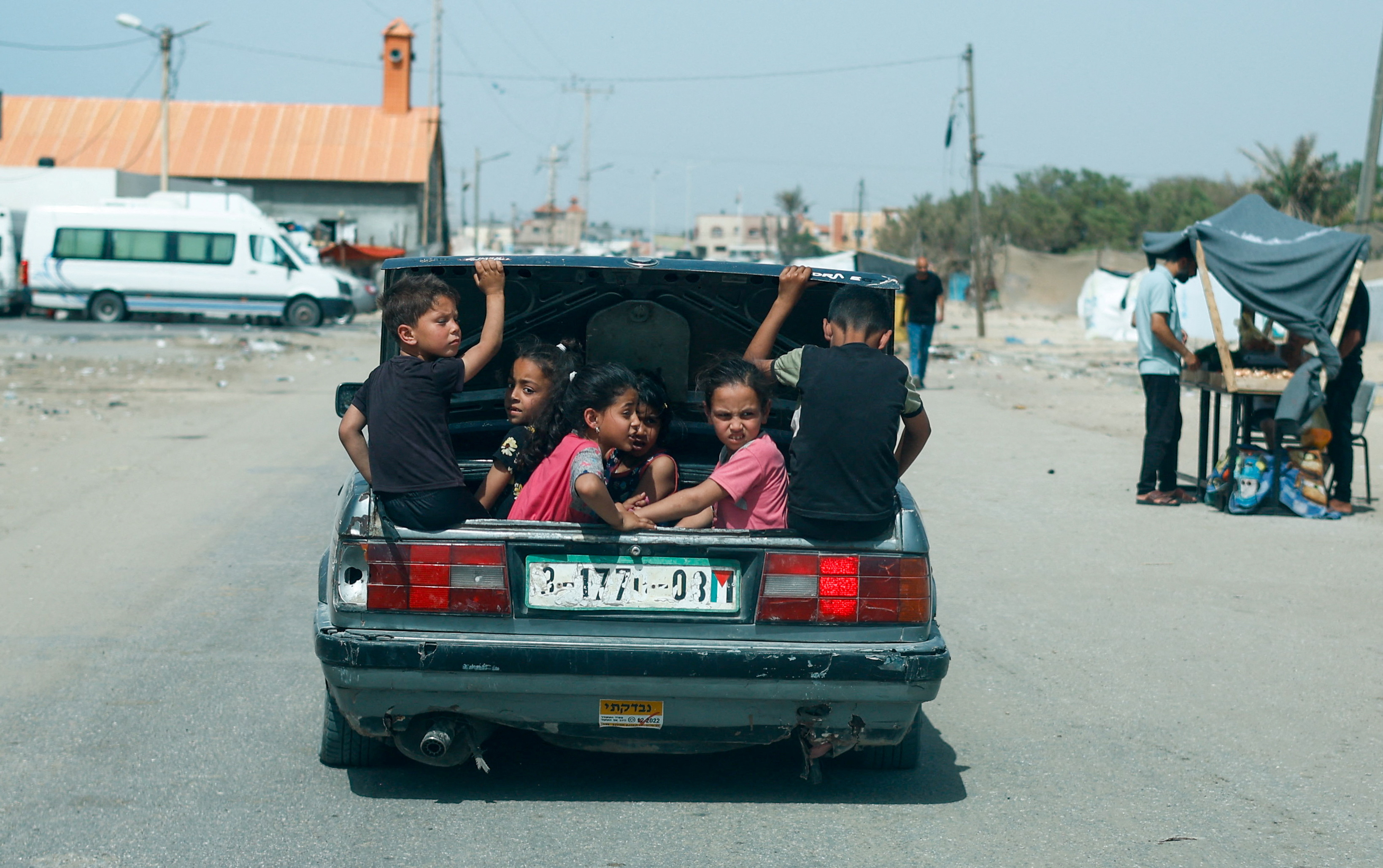 Children sitting in the boot of a car in Rafah, Gaza /Mohammed SALEM /REUTERS