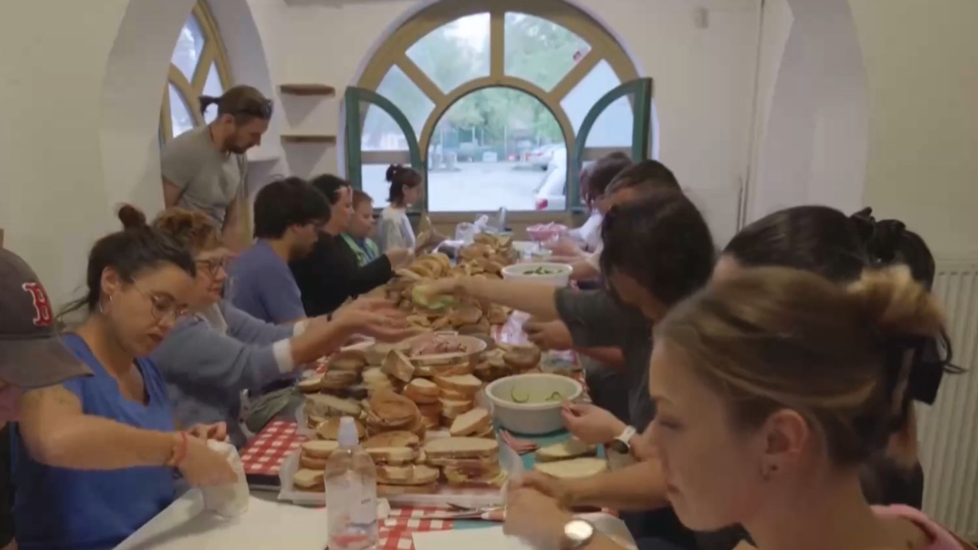 Volunteers distribute hundreds of sandwiches to homeless individuals. /CGTN