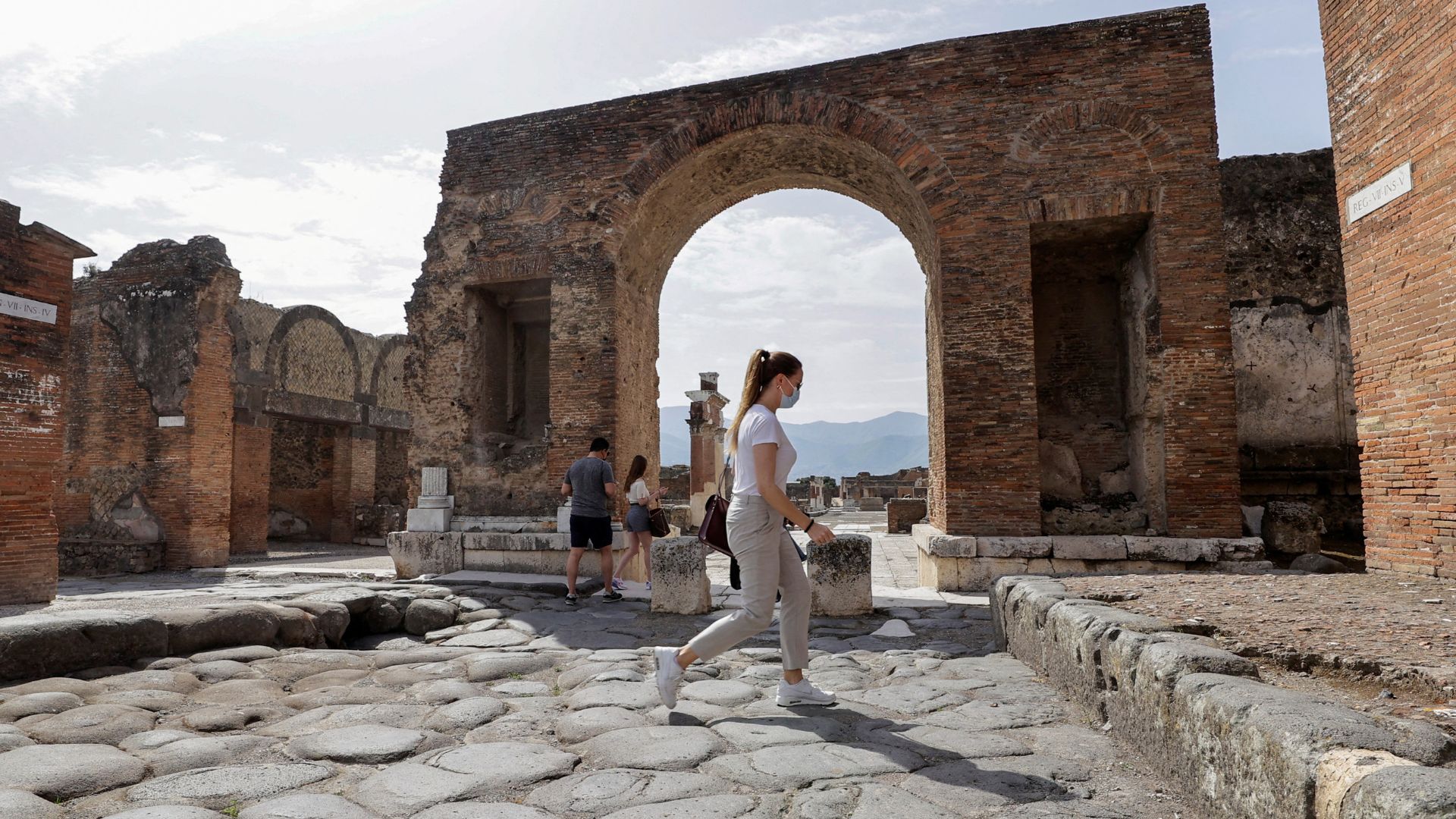 The ruins of Pompeii attract millions of tourists each year. /Ciro de Luca/Reuters