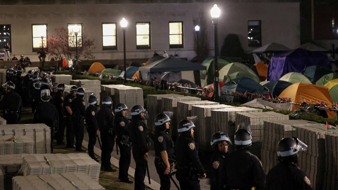Police stand guard near an encampment of protesters supporting Palestinians on the grounds of Columbia University in New York City, /Caitlin Ochs/Reuters