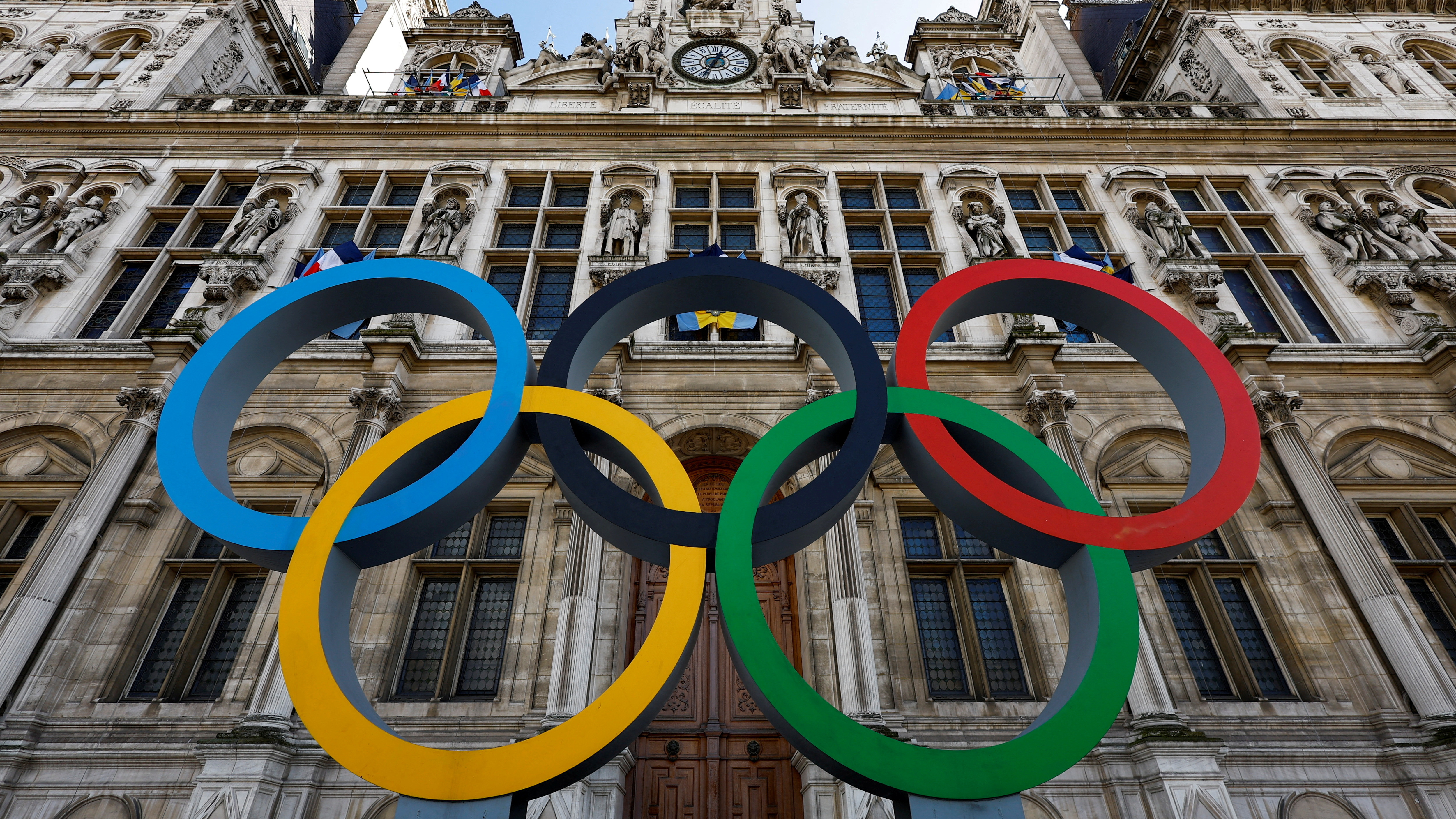Paris's Hotel de Ville City Hall displays the Olympic rings ahead of the arrival of the Games this summer. /Gonzalo Fuentes/Reuters