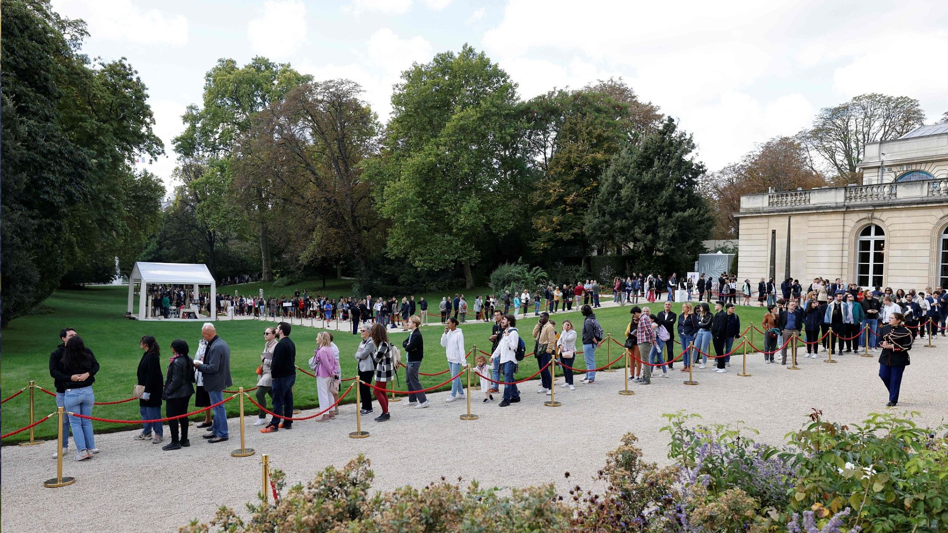 Visitors queue at the Elysee Palace during 