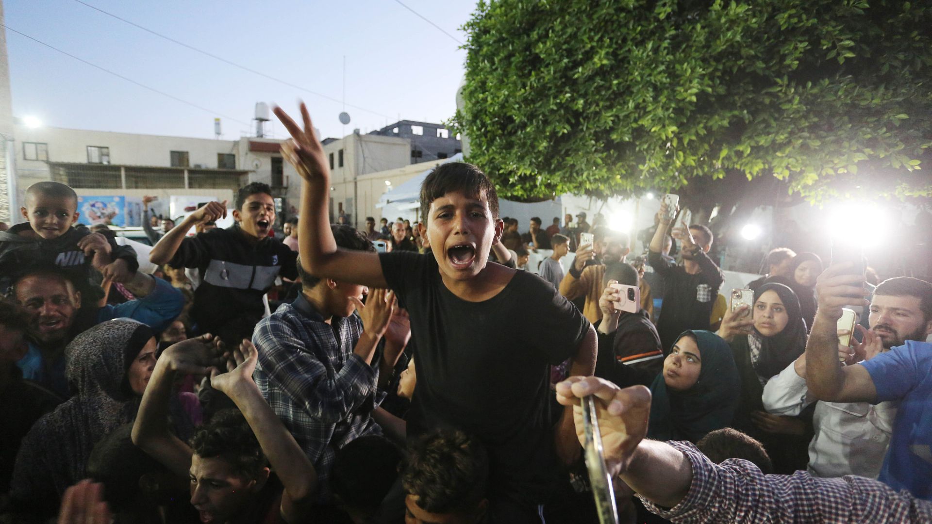 Palestinians celebrate after Hamas informed Qatar and Egypt that it had approved their proposals for a ceasefire agreement. /Ashraf Amra/Anadolu via Getty Images
