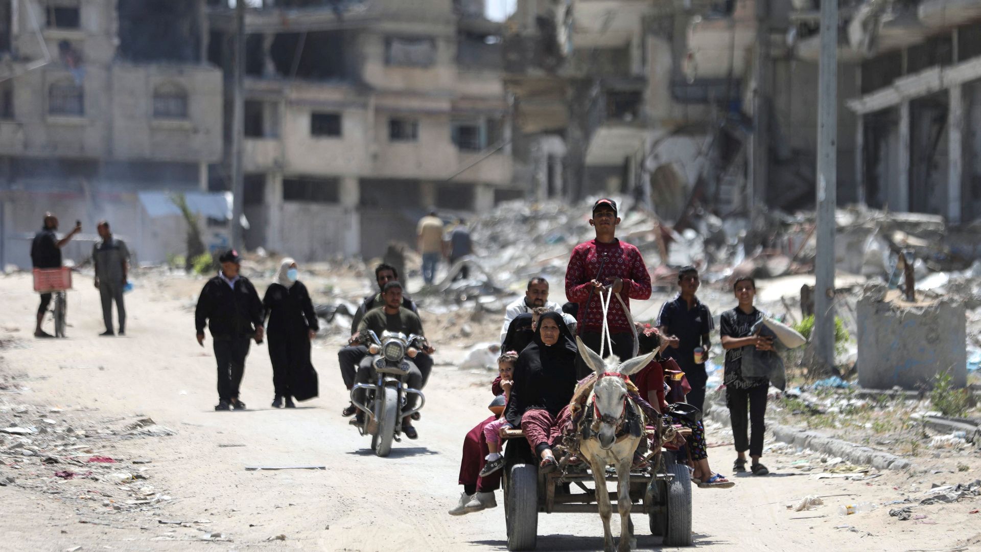 Displaced Palestinians flee Jabalia. /Dawoud Abu Alkas/Reuters