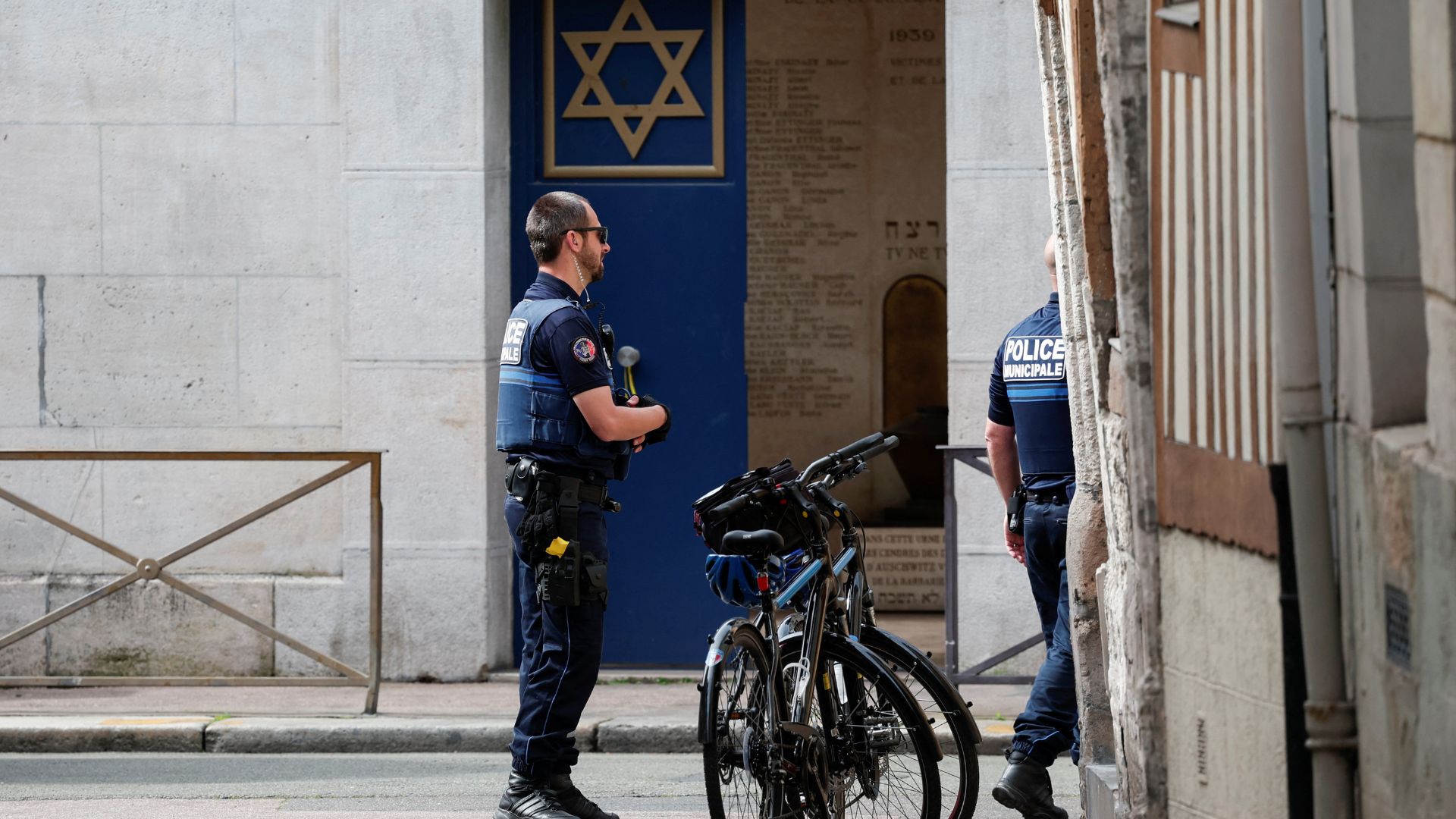 Police surround the synagogue. /Gonzalo Fuentes/Reuters