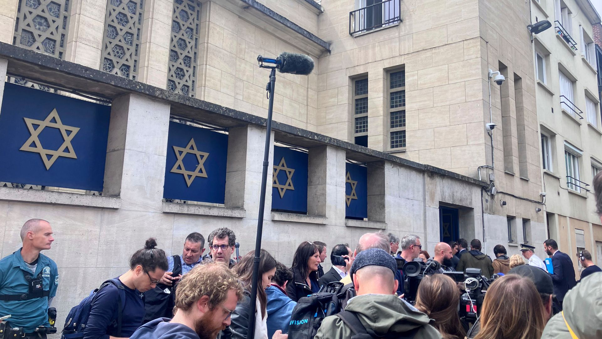 Journalists gather in front of the synagogue. /Oleg Cetinic/AP