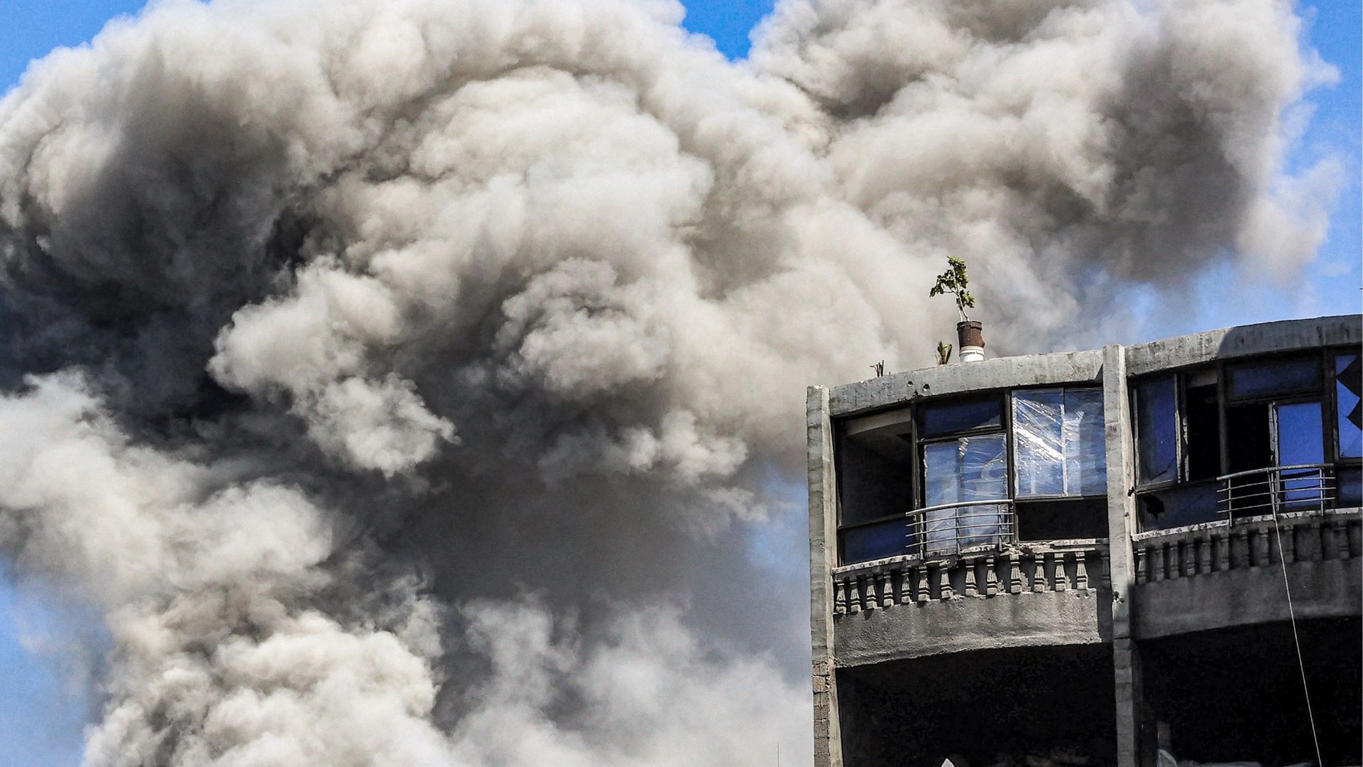 Smoke rises above a building in Jabalia during Israel's offensive in northern Gaza on May 14. /AFP