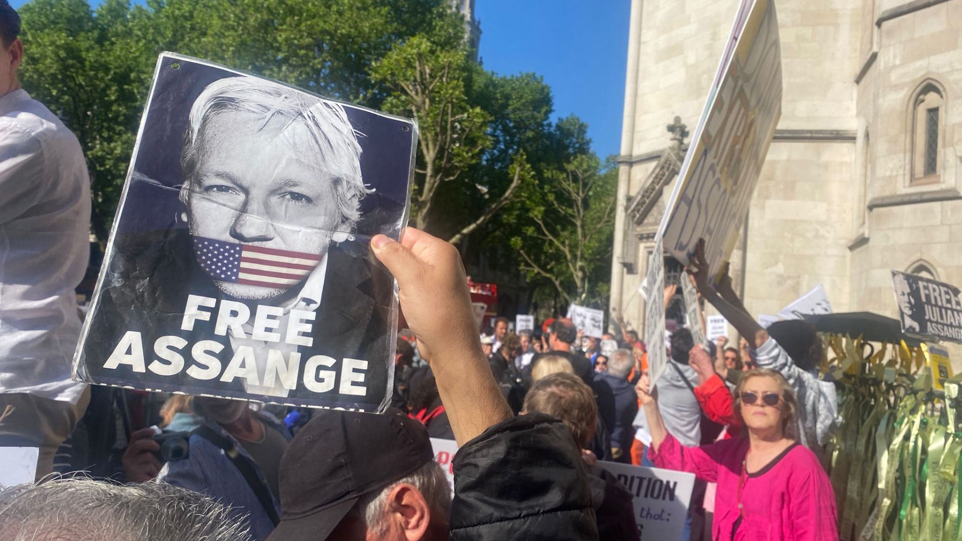 Assange supporters packed the area outside the court. /AJ Wood/CGTN