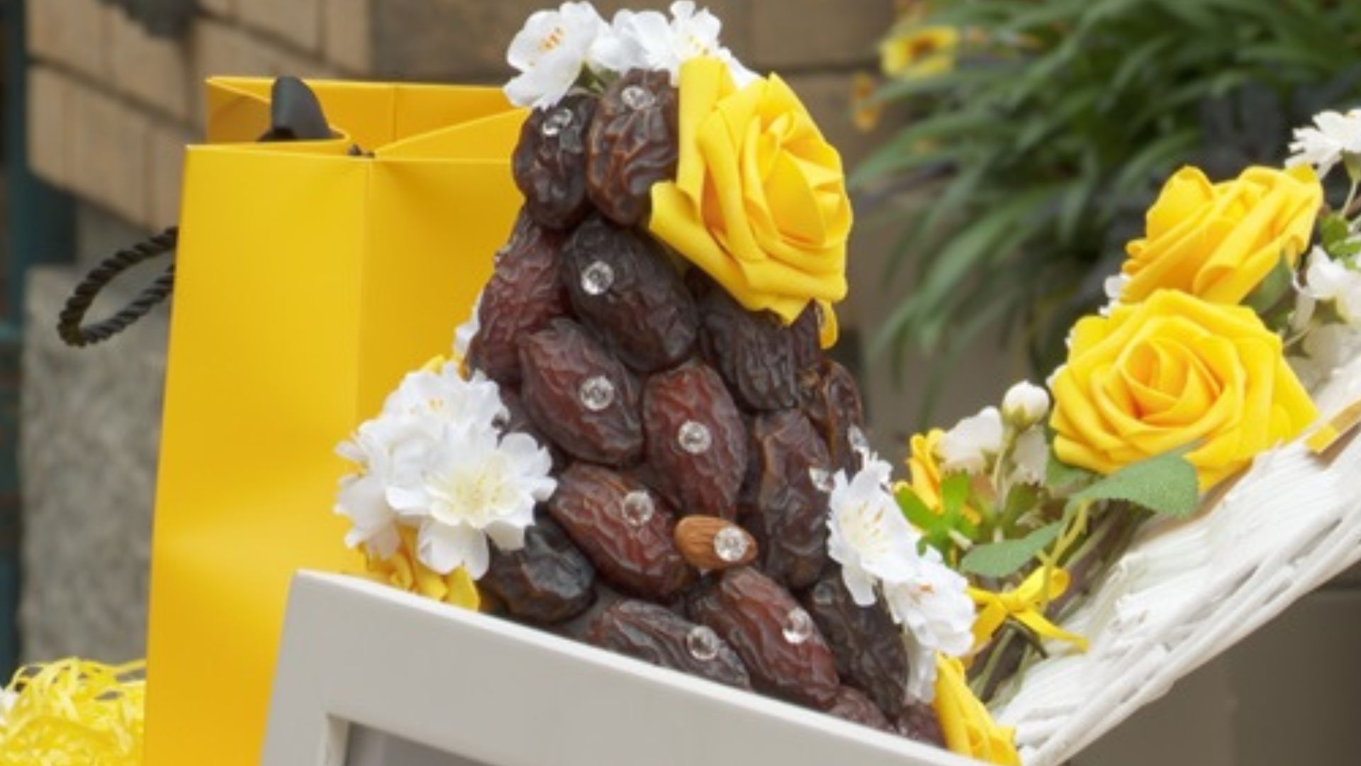 Comptoir Libanais fuses dates and flower displays to celebrate Chelsea in Bloom. /CGTN
