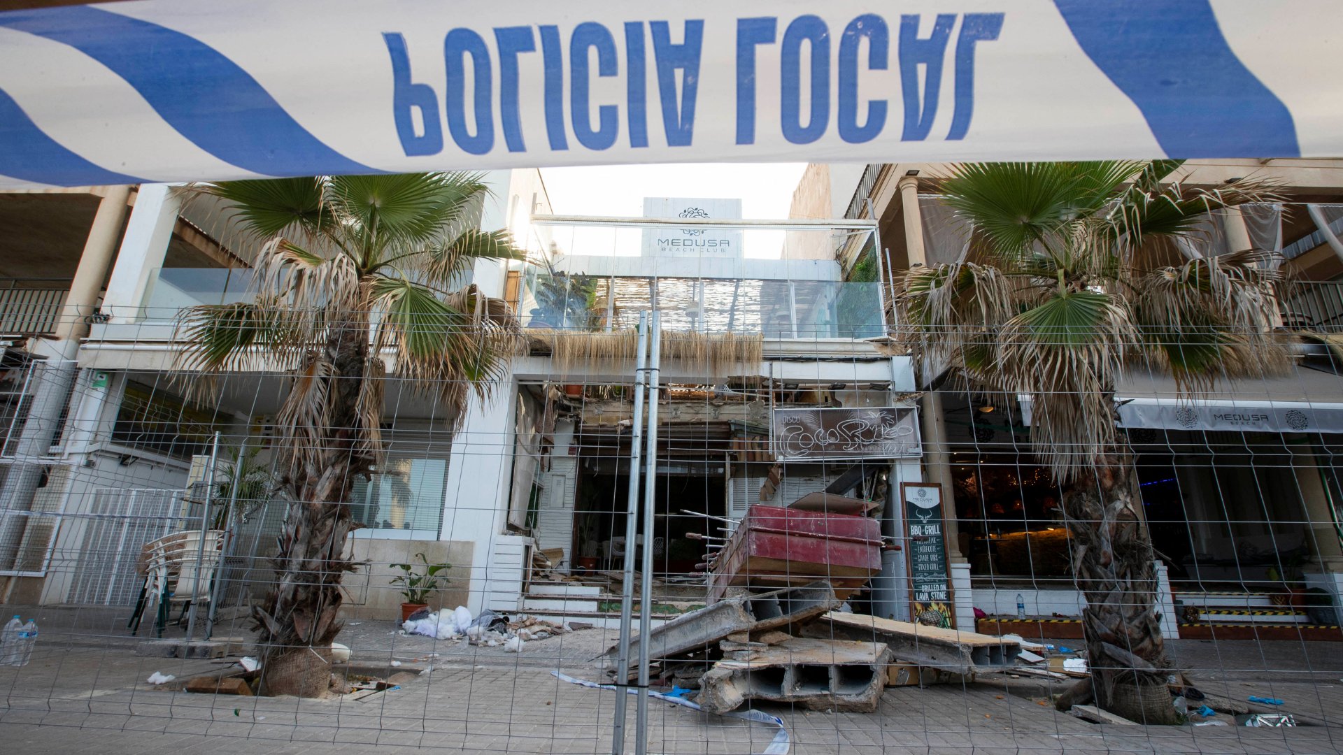 The collapse of the two-story restaurant in Playa de Palma, Mallorca has killed four and injured 16. /Jaime Reina/AFP