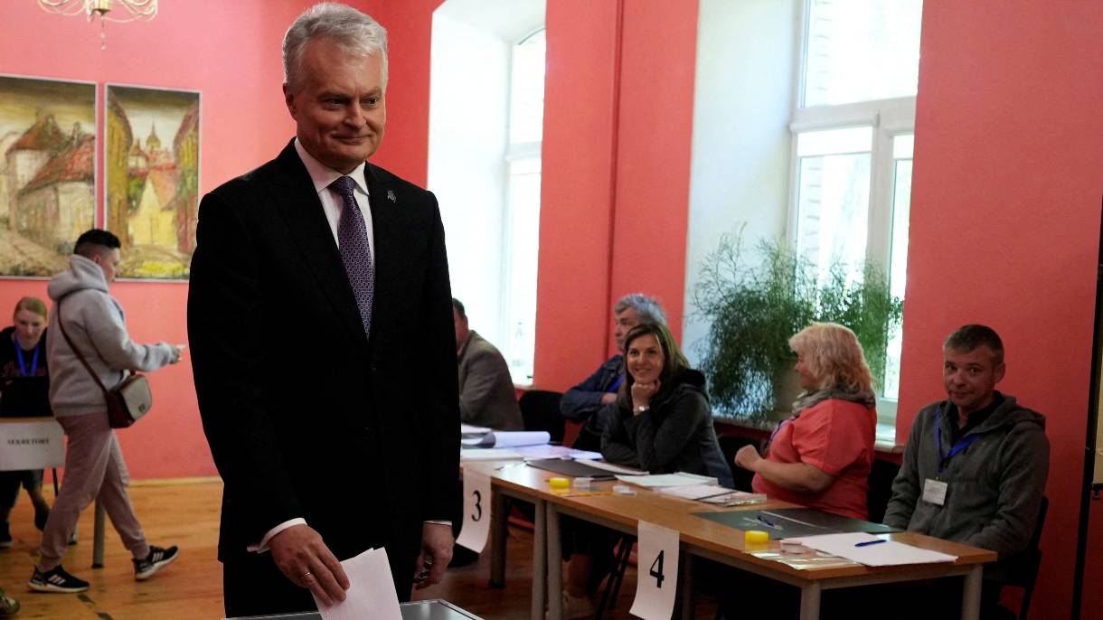 Lithuanian President Gitanas Nauseda casts his vote during the first round of presidential voting. /Ints Kalnins/Reuters