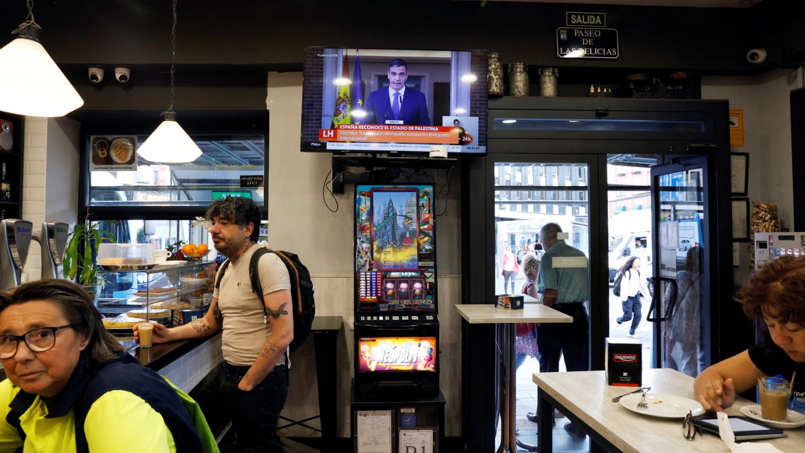 Customers have breakfast as Spain's Prime Minister Pedro Sanchez is seen on a screen at the start of a live news TV broadcast announcing Spain's recognition of the Palestinian state, in a bar in Madrid. /Susana Vera/Reuters