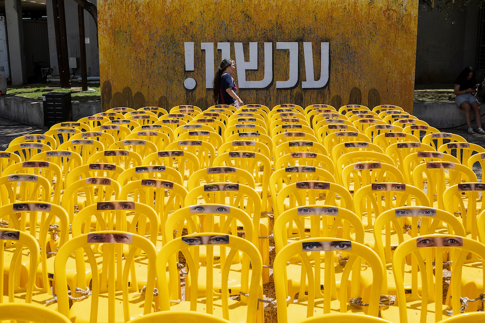 Empty yellow chairs are arranged in solidarity with hostages kidnapped on October 7, in Tel Aviv /Marko Djurica/Reuters