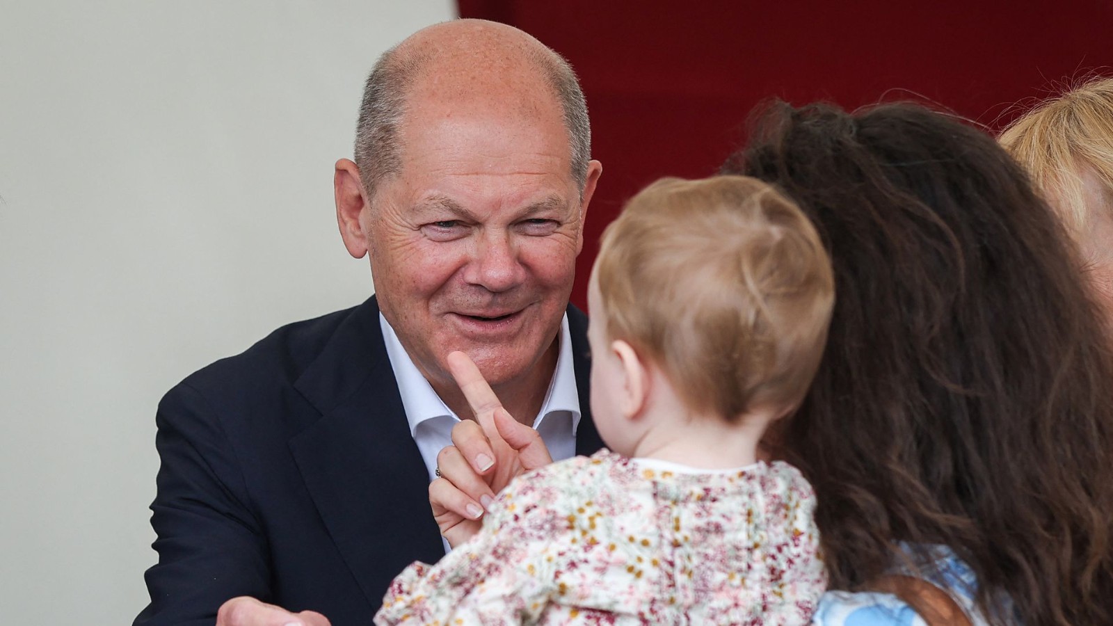 Scholz interacts with a child on the campaign trail on Friday. /Ronny Hartmann/AFP
