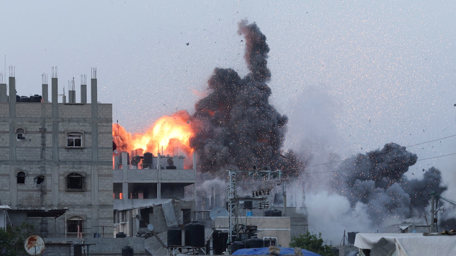 Smoke and flames rise during an Israeli air strike in the central Gaza Strip. /Ramadan Abed/Reuters