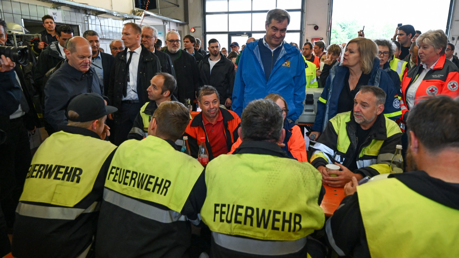 German Chancellor Olaf Scholz, Interior Minister Nancy Faeser and Bavaria State Prime Minister Markus Soeder meet firefighters in Reichertshofen. /Angelika Warmuth/Reuters