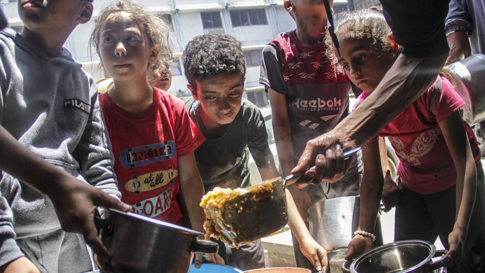 Children in the Jabaliya refugee camp in line up at the UNRWA school to receive food. /Mahmoud Zaki Salem ISSA/Anadolu via Getty Images/CFP