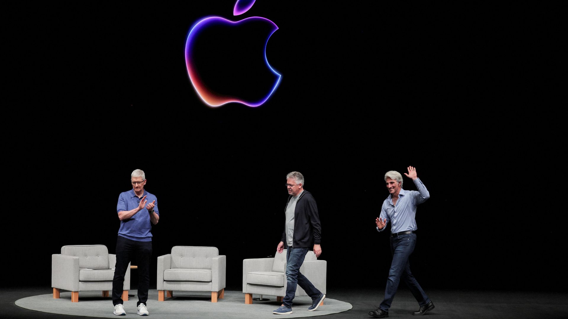  Apple CEO Tim Cook attends a panel discussion with Craig Federighi and John Giannandrea during Monday's annual developer conference event. /Carlos Barria/File Photo/Reuters