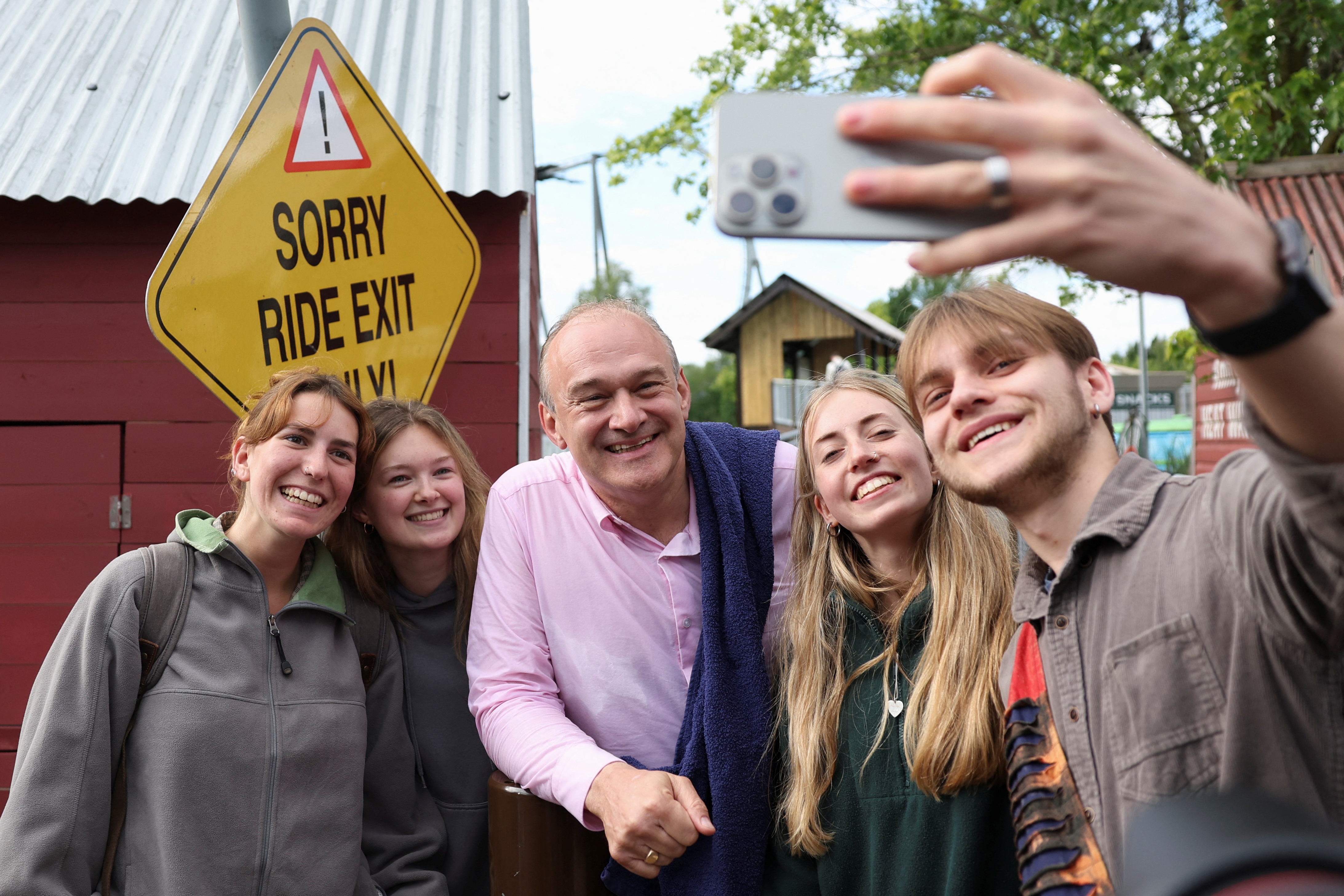 Liberal Democrat party leader Ed Davey poses for a selfie at Thorpe Park theme park. /Suzanne Plunkett/Reuters