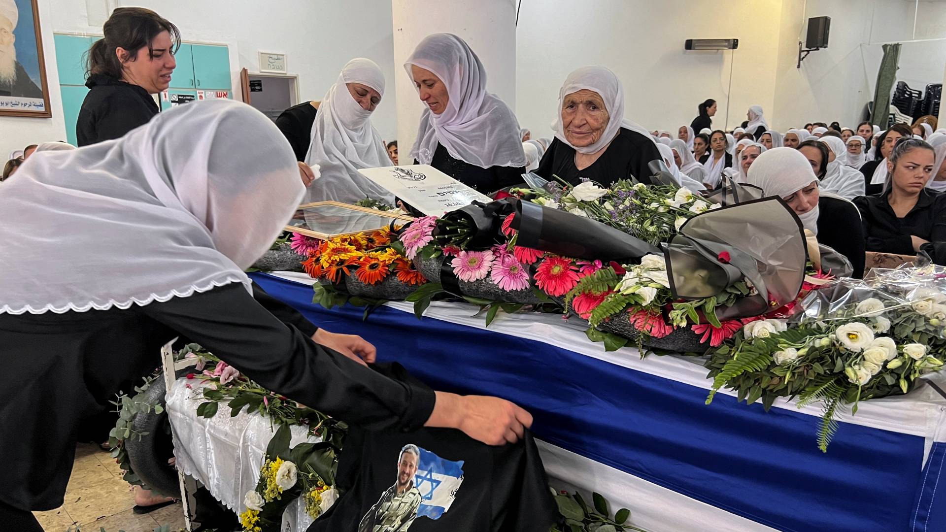 Friends and family mourn Israeli soldier, Captain Wassem Mahmoud from Israel's Druze minority at his funeral in Beit Jann, northern Israel. /Avi Ohayon/Reuters