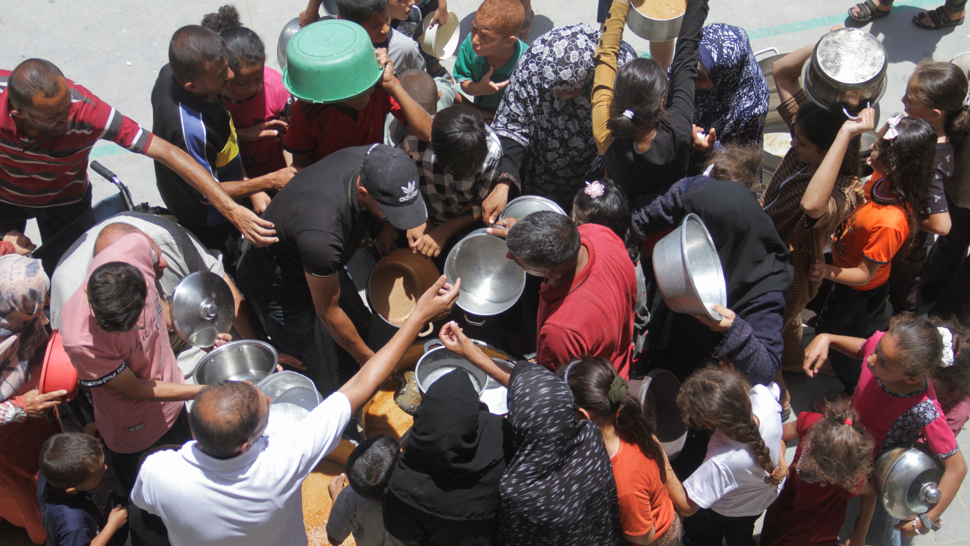 Food is distributed by a charity in Gaza. /Mahmoud Issa/Reuters