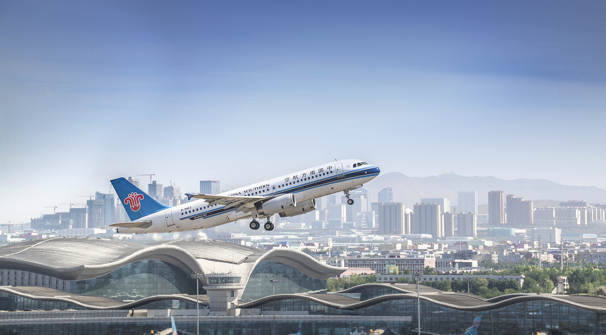 China Southern is one of the airlines offering new flights between China and the UK. /CFP