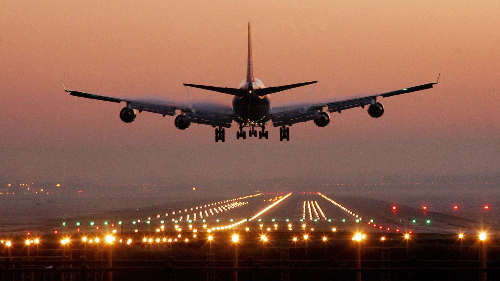 London Gatwick has applied to use a second runway in a bid to grow its passenger numbers. /CFP