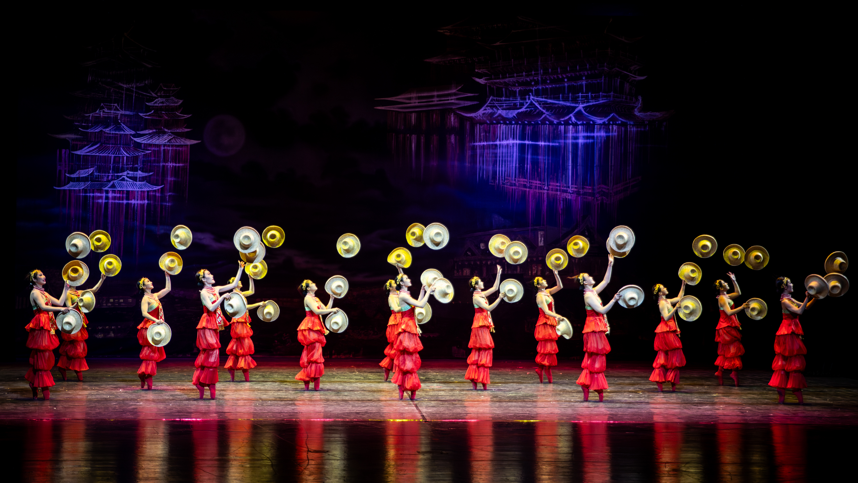 A scene from Acrobatic Swan Lake with a Chinese touch. /Xi'an Acrobatic Troope