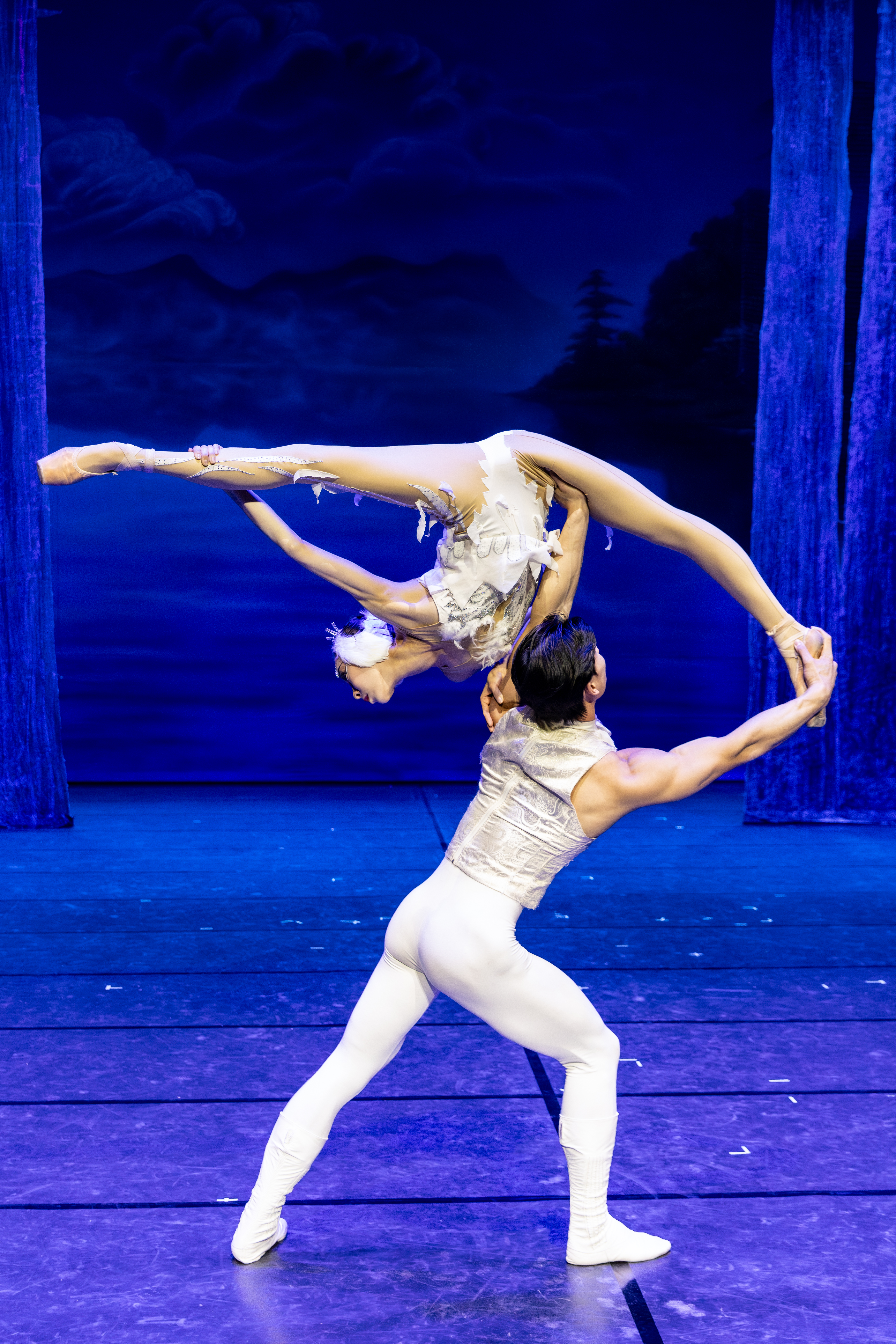 Leading actor and actress at the show Acrobatic Swan Lake. /Xi'an Acrobatic Troope
