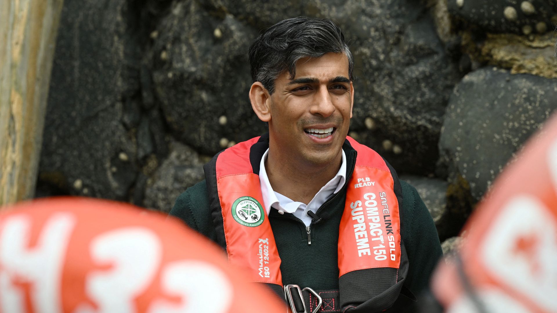 British Prime Minister Rishi Sunak wears a life jacket as he campaigns, in Clovelly. /Leon Neal/Pool via Reuters