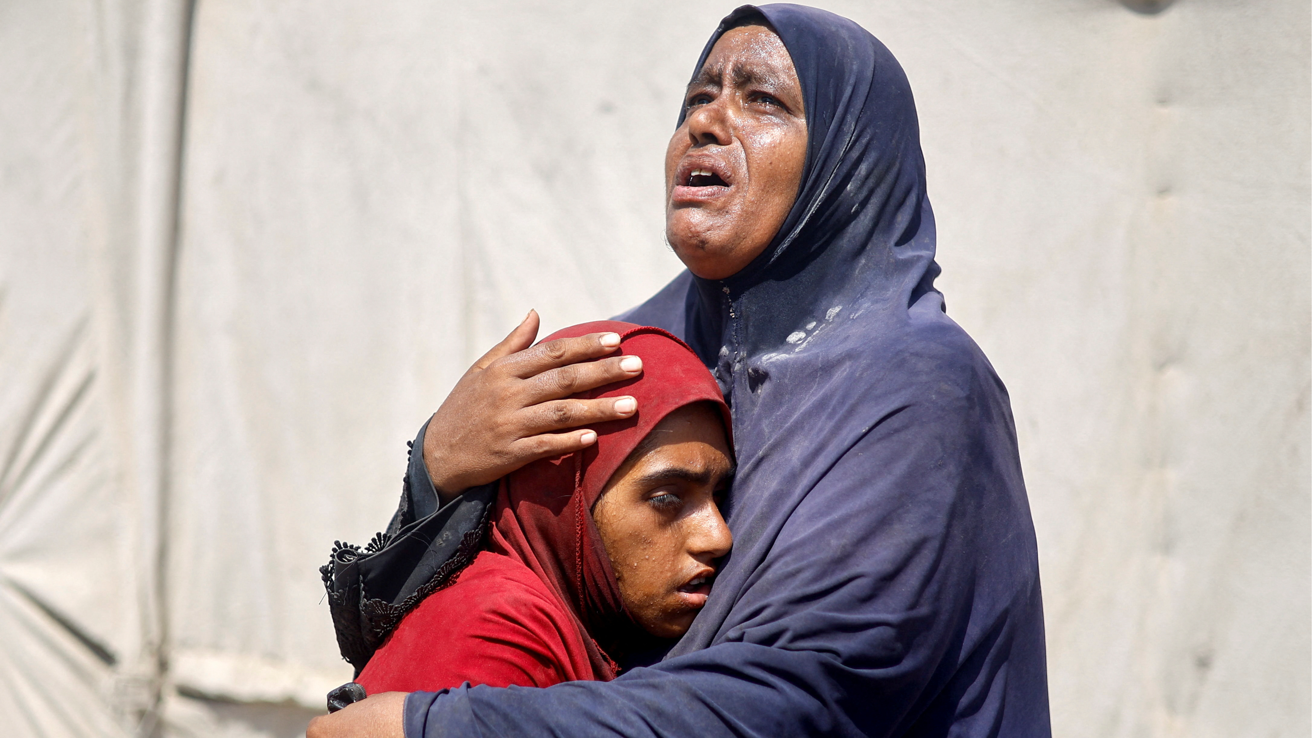 Palestinians, who fled the eastern part of Khan Younis after they were ordered by Israeli army to evacuate their neighborhood, react upon their arrival at Nasser hospital. /Mohammed Salem/Reuters