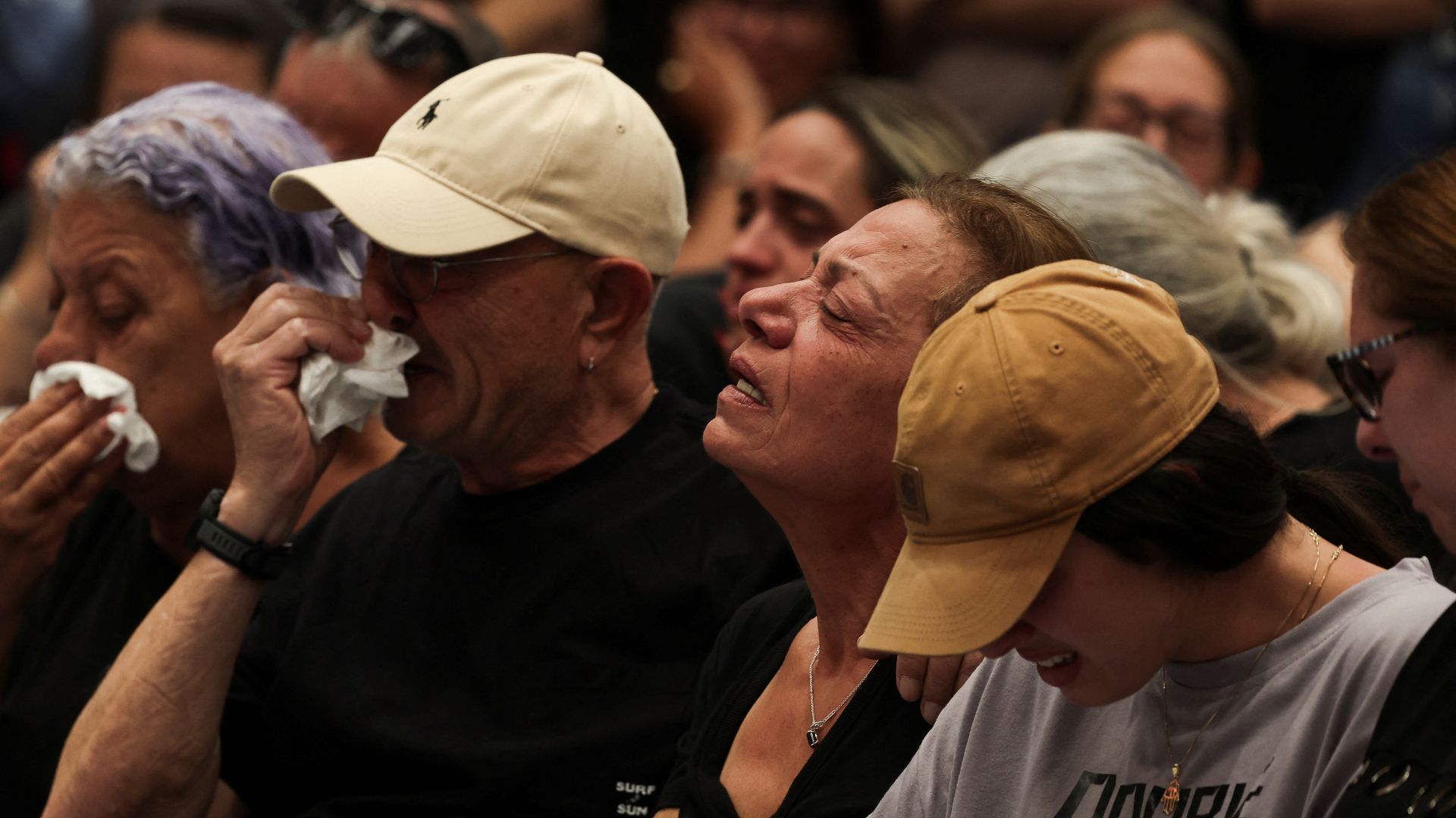 People mourn during a military ceremony for Israeli soldier Captain Elay Elisha Lugasi, in Rosh Pina, northern Israel. /Ronen Zvulun/Reuters