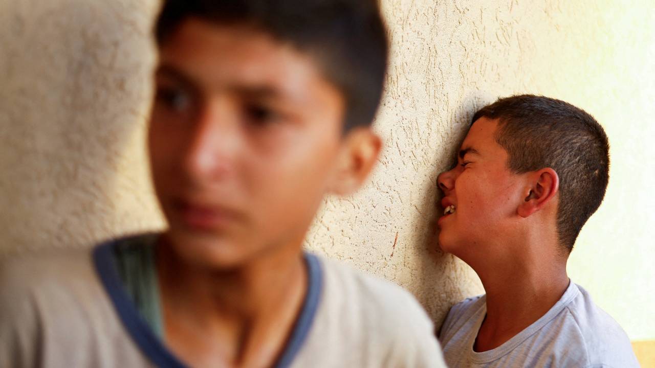 Mourners react next to the bodies of Palestinians killed in Israeli strikes in Khan Younis, in the southern Gaza Strip. /Mohammed Salem/Reuters