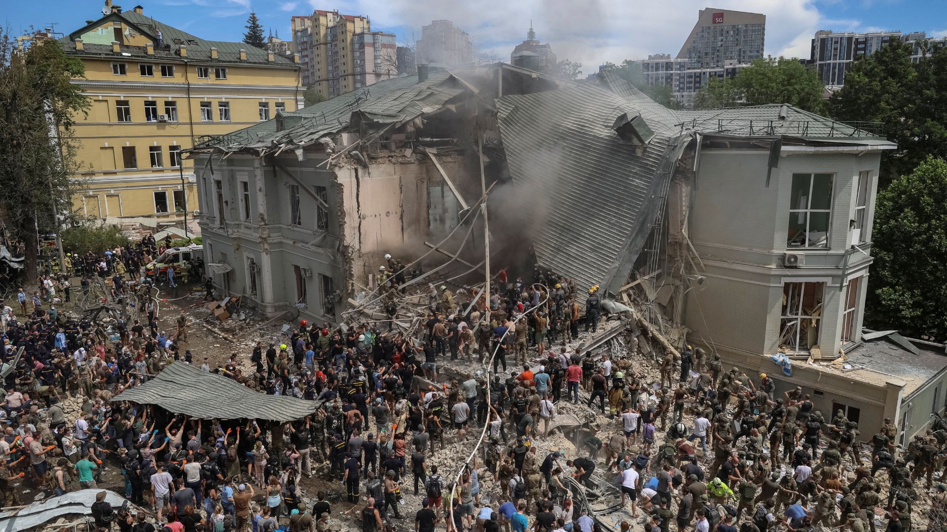 Rescuers work at Ohmatdyt Children's Hospital in Kyiv. /Oleksandr Ratushniak/Reuters