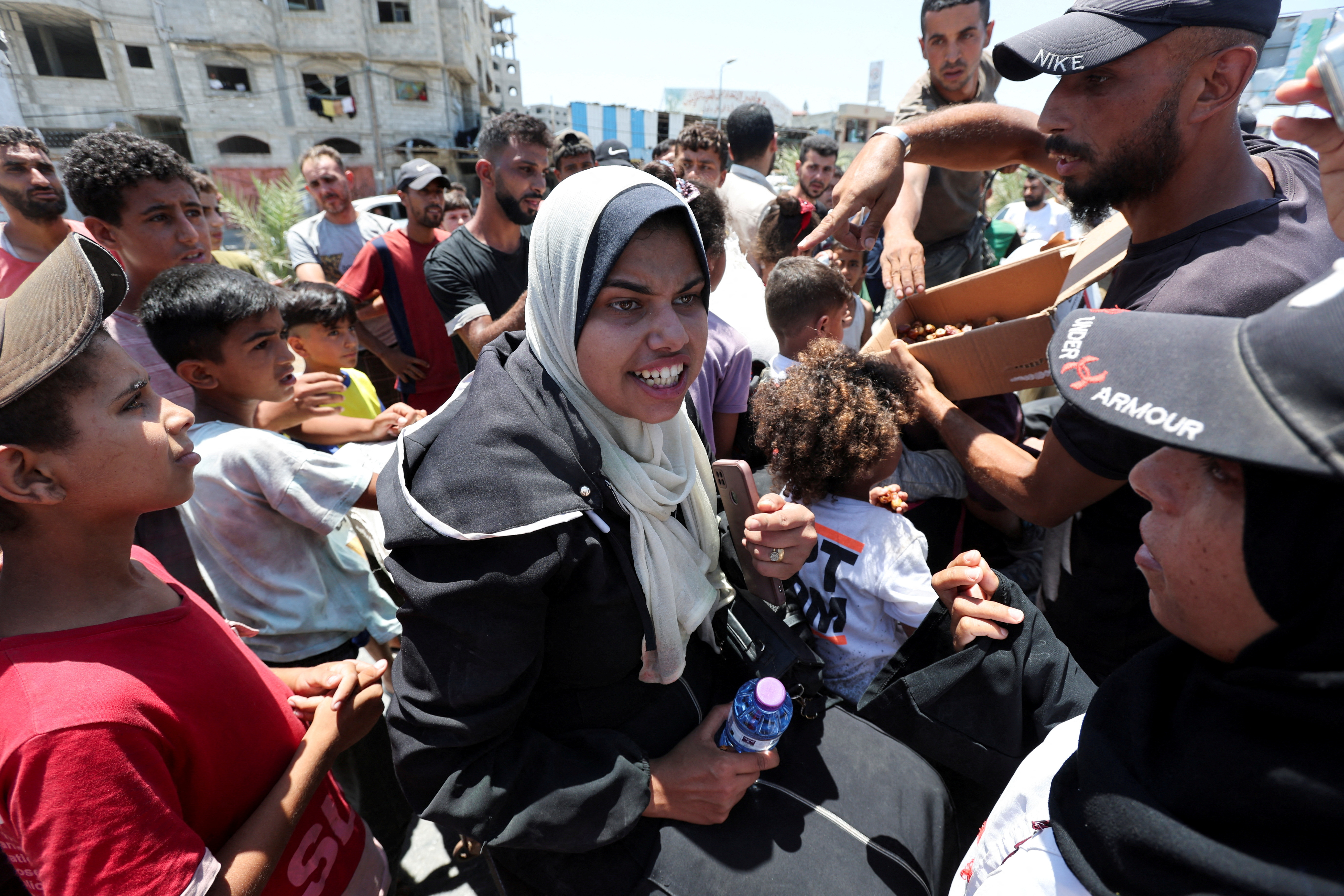 Displaced Palestinians arrive in Nuseirat in the central Gaza Strip. /Ramadan Abed/Reuters