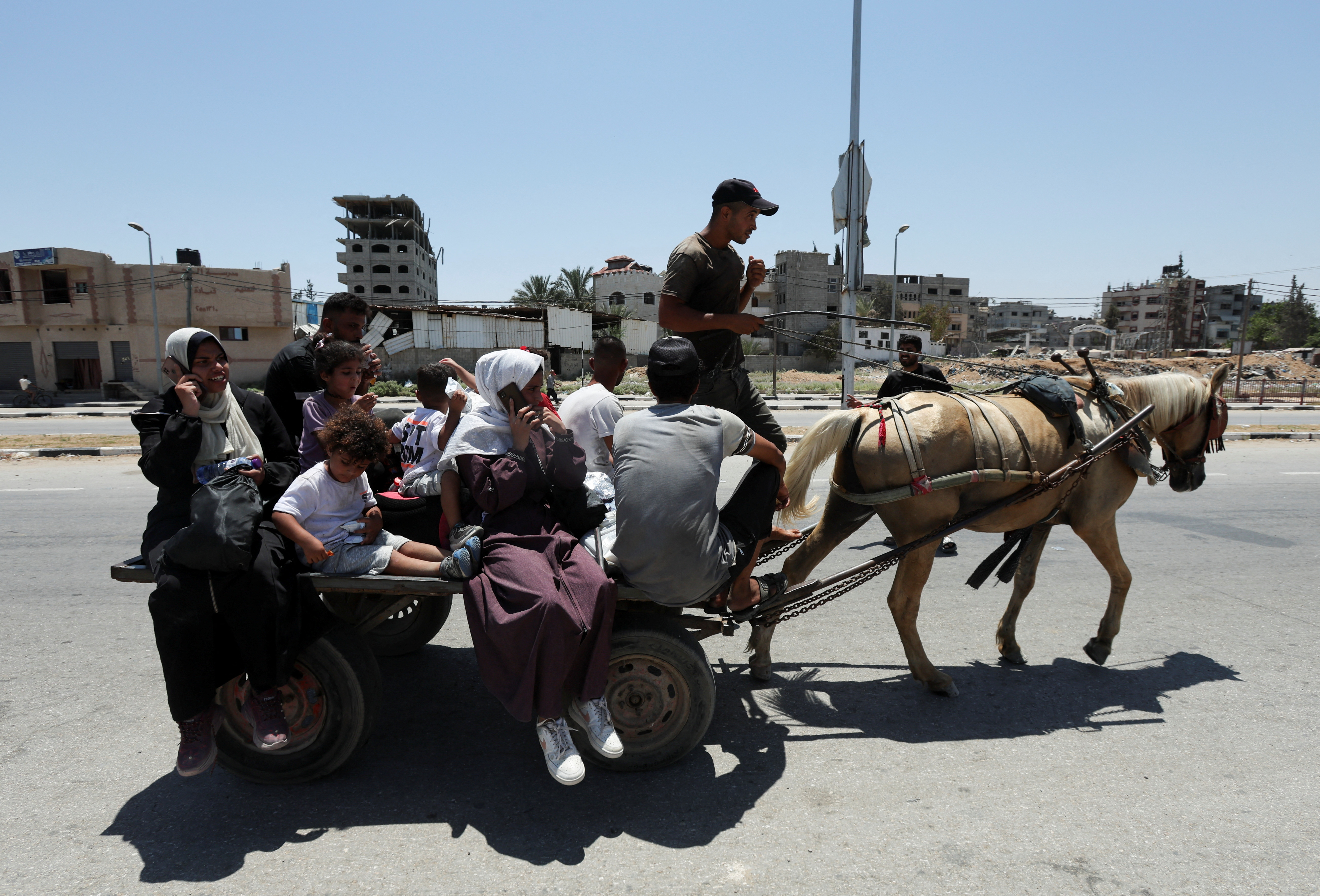 Displaced Palestinians, who fled north Gaza after they were ordered by Israeli army to move southward, arrive in Nuseirat in the central Gaza Strip. /Ramadan Abed/Reuters